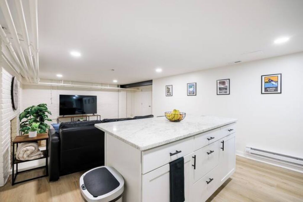 Spacious 1 bedroom, 1 bathroom unit w/ private entrance, on site parking+laundry