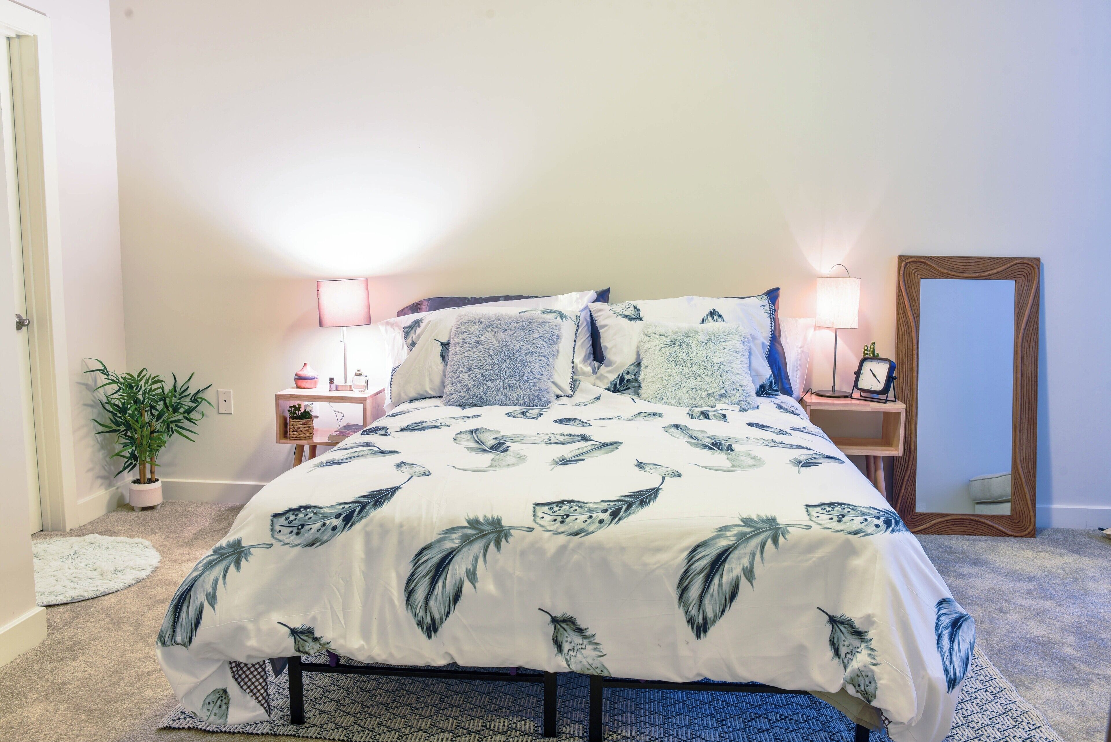 Mid Century Modern Luxury Apartment in Elkridge near Hospitals and Shopping Mall