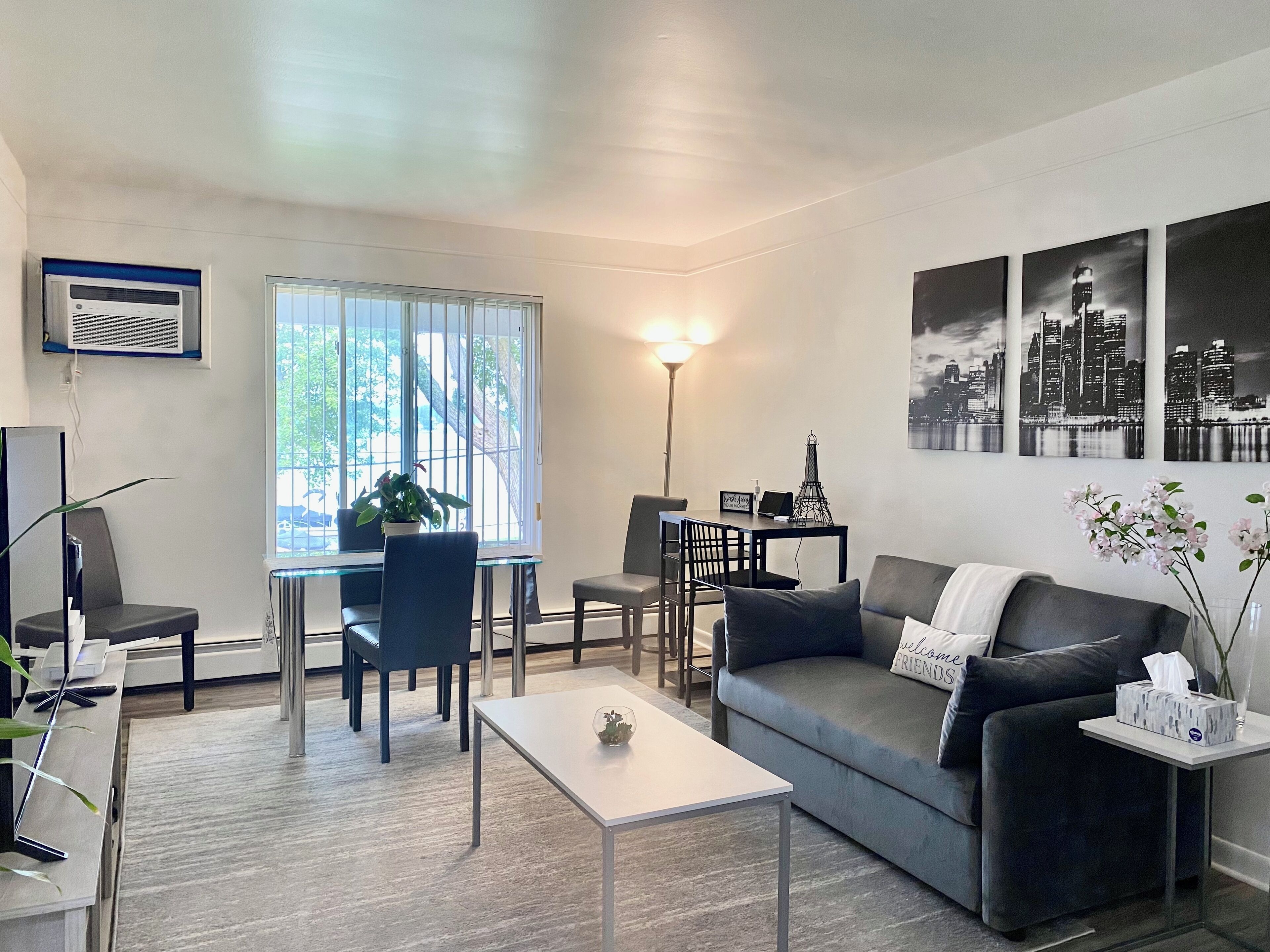 Charming Lakefront Apartment 