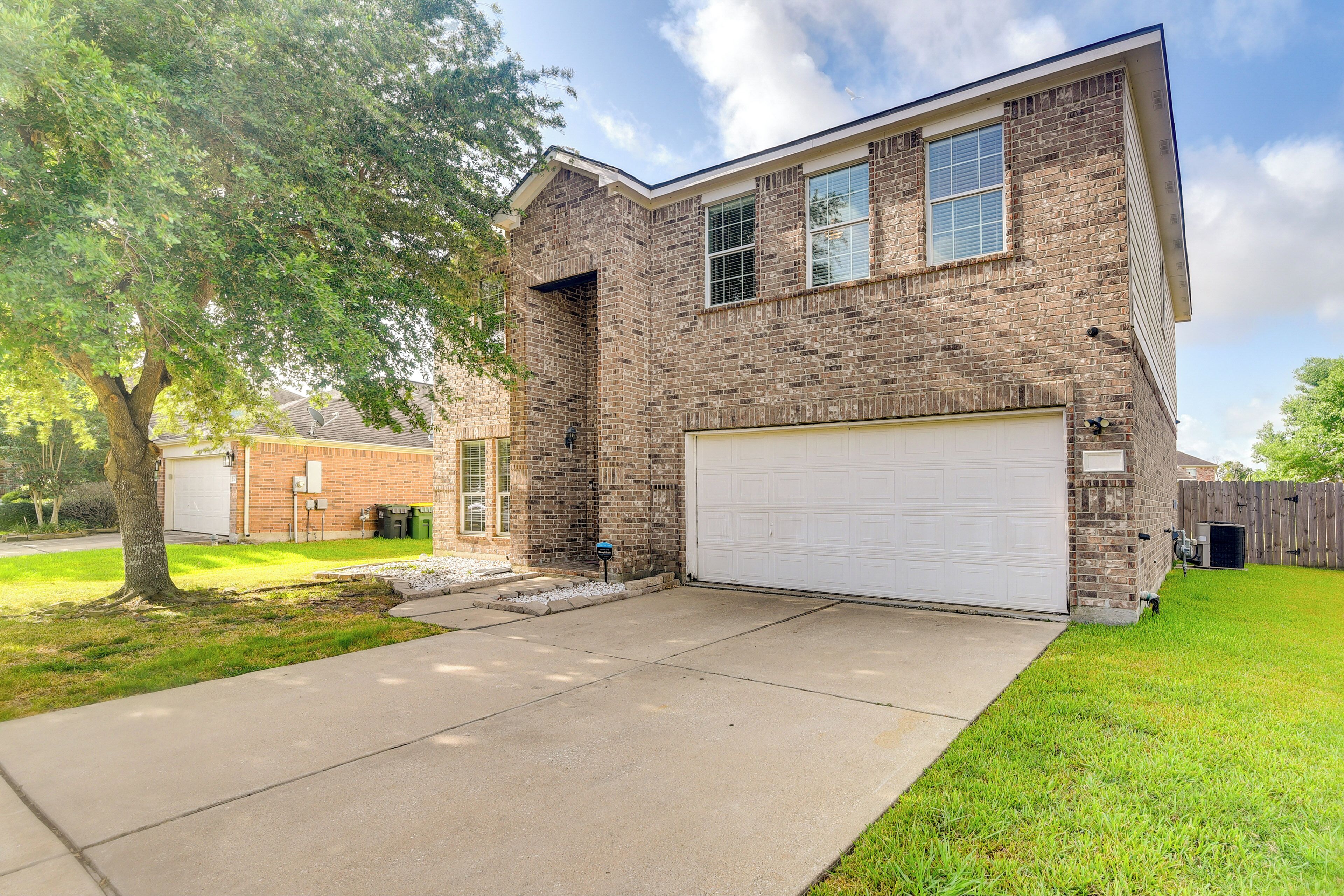 Pet-Friendly Pearland Home ~ 21 Mi to Houston!