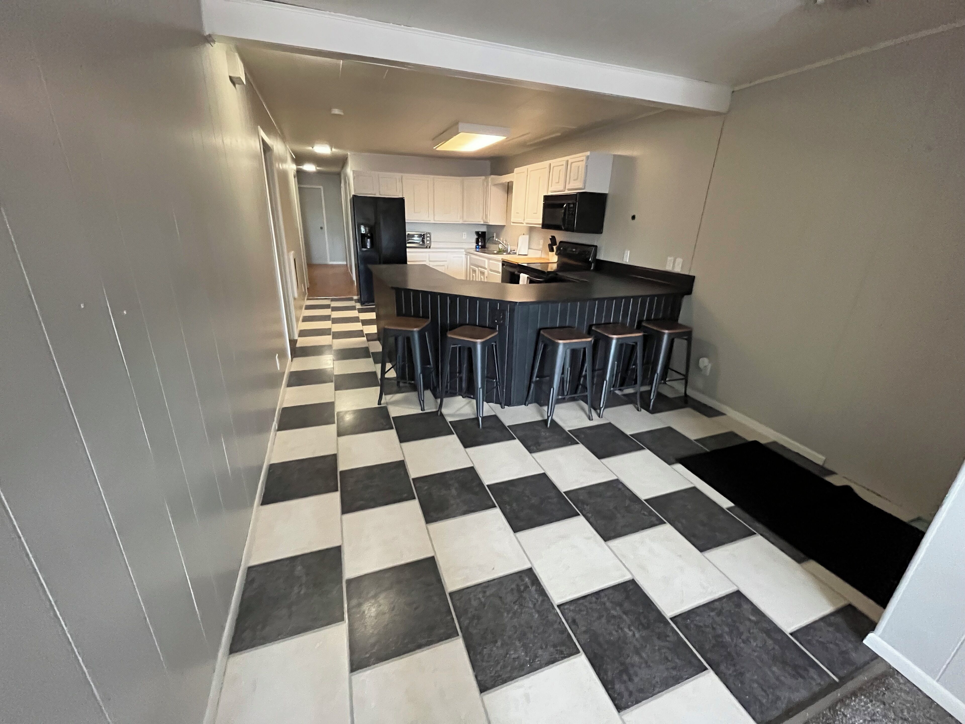 Updated apartment on Main Street! Easy access to bars, restaurants, & shopping!
