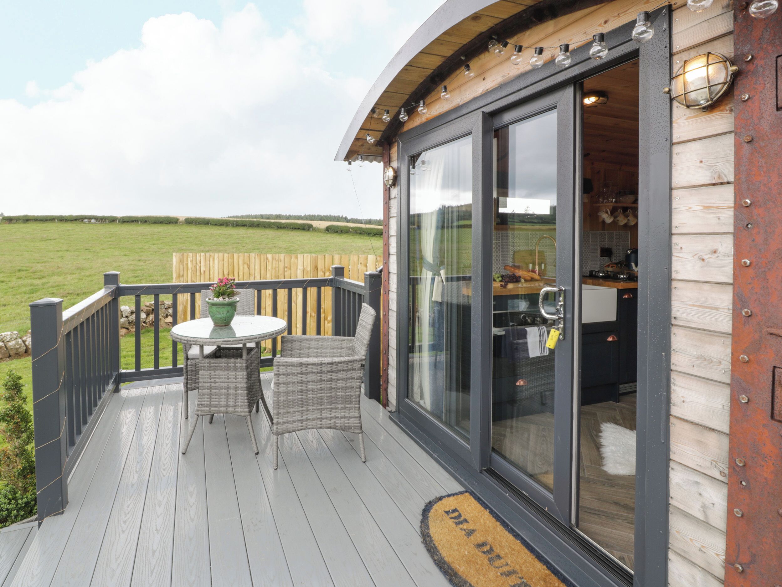 GREENACRES CARRIAGE, romantic, with pool in Maybole