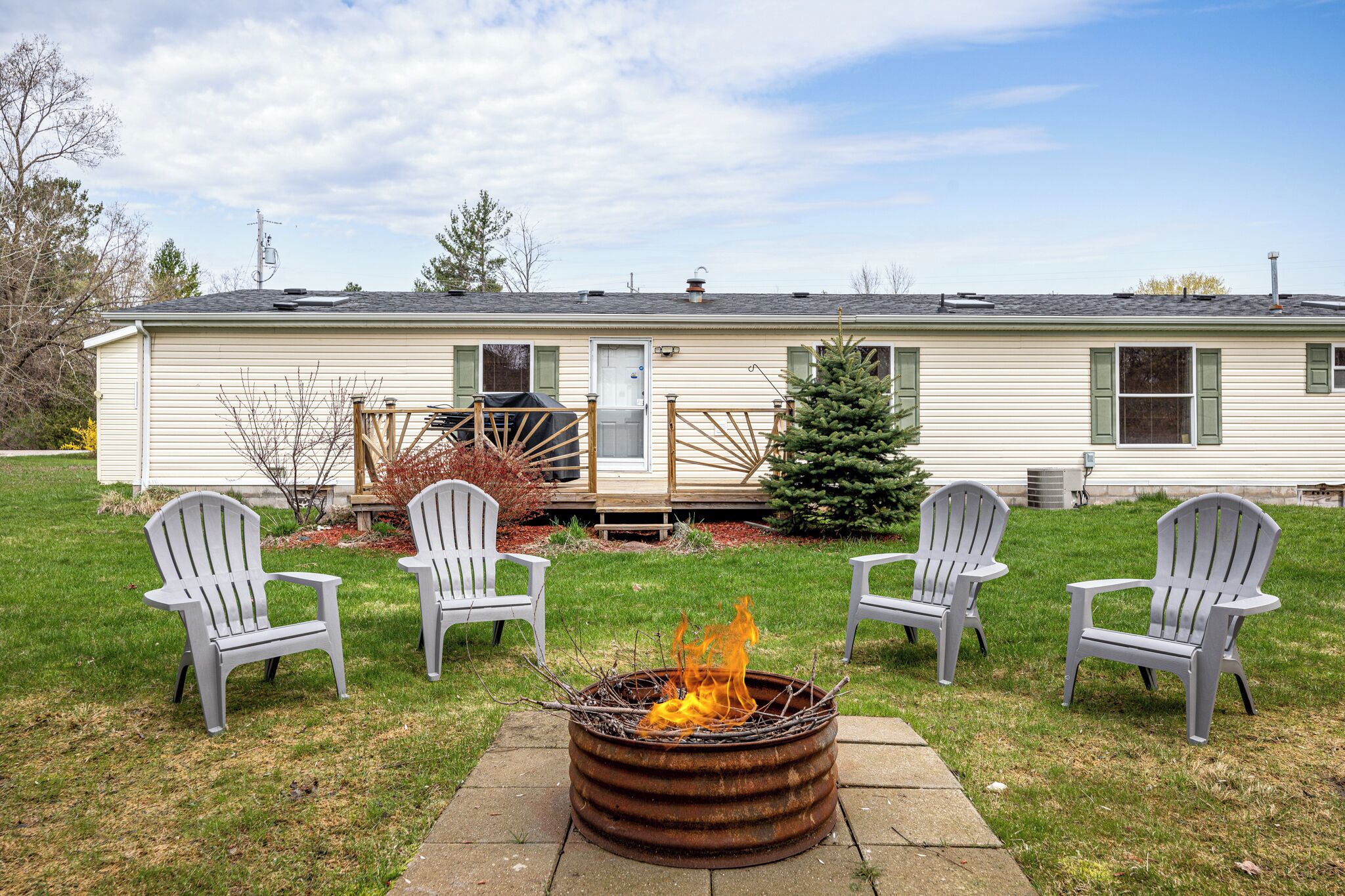 🌺 Elk Rapids Retreat 3BDR Vacation Home | Newly Renovated ➠ 136!