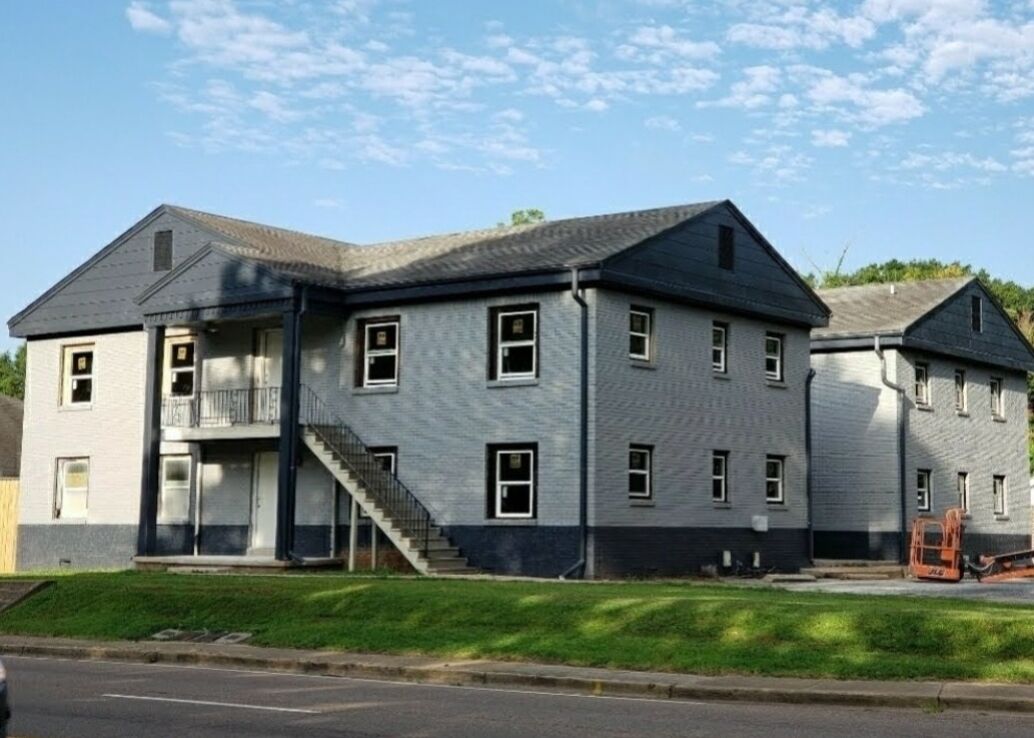 Comfortable and cozy 2 bedroom, 1 bath apartment nestled in Midtown.