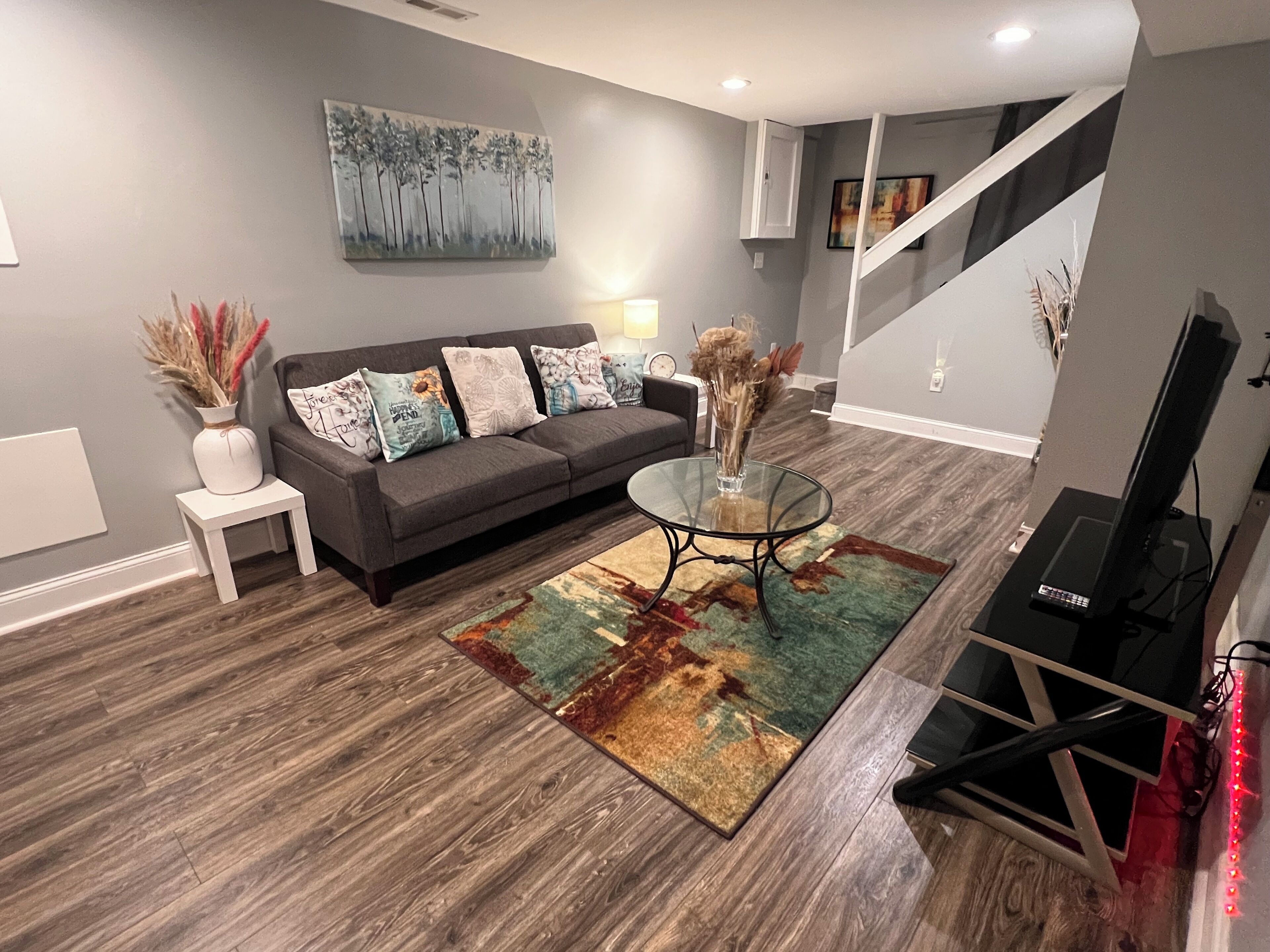 A cozy/modern private suite.
Mins away from I695/95 and the heart of Baltimore.