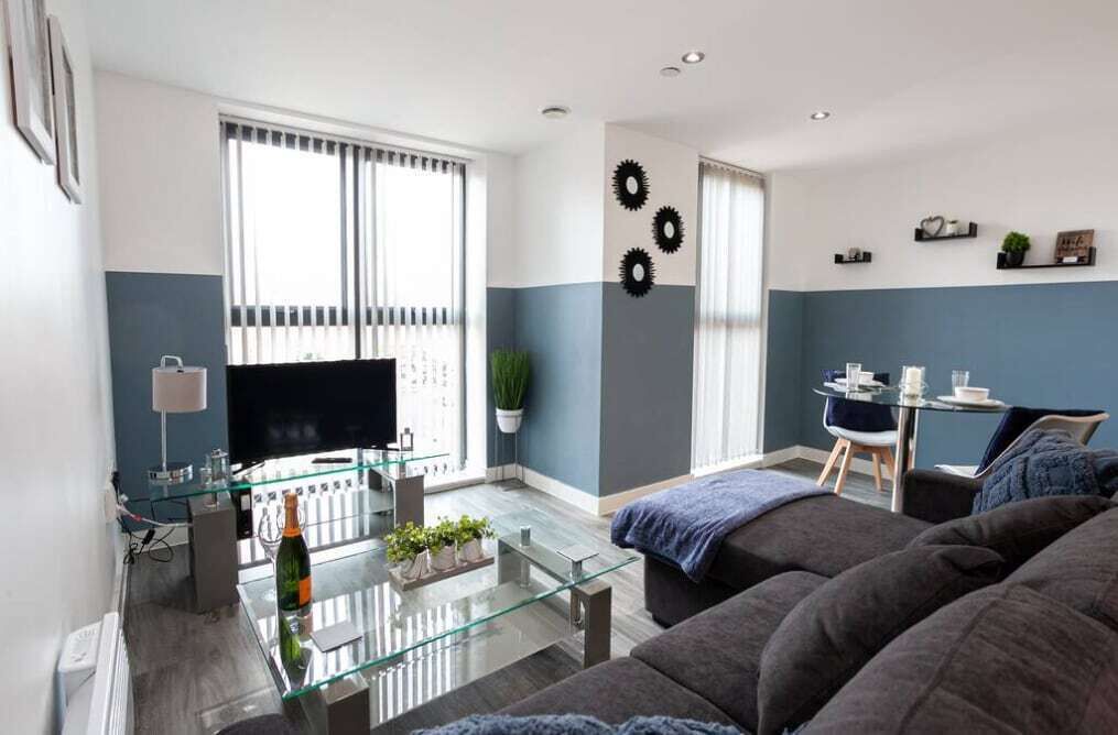 Stylish 1 Bed with parking, close to CC