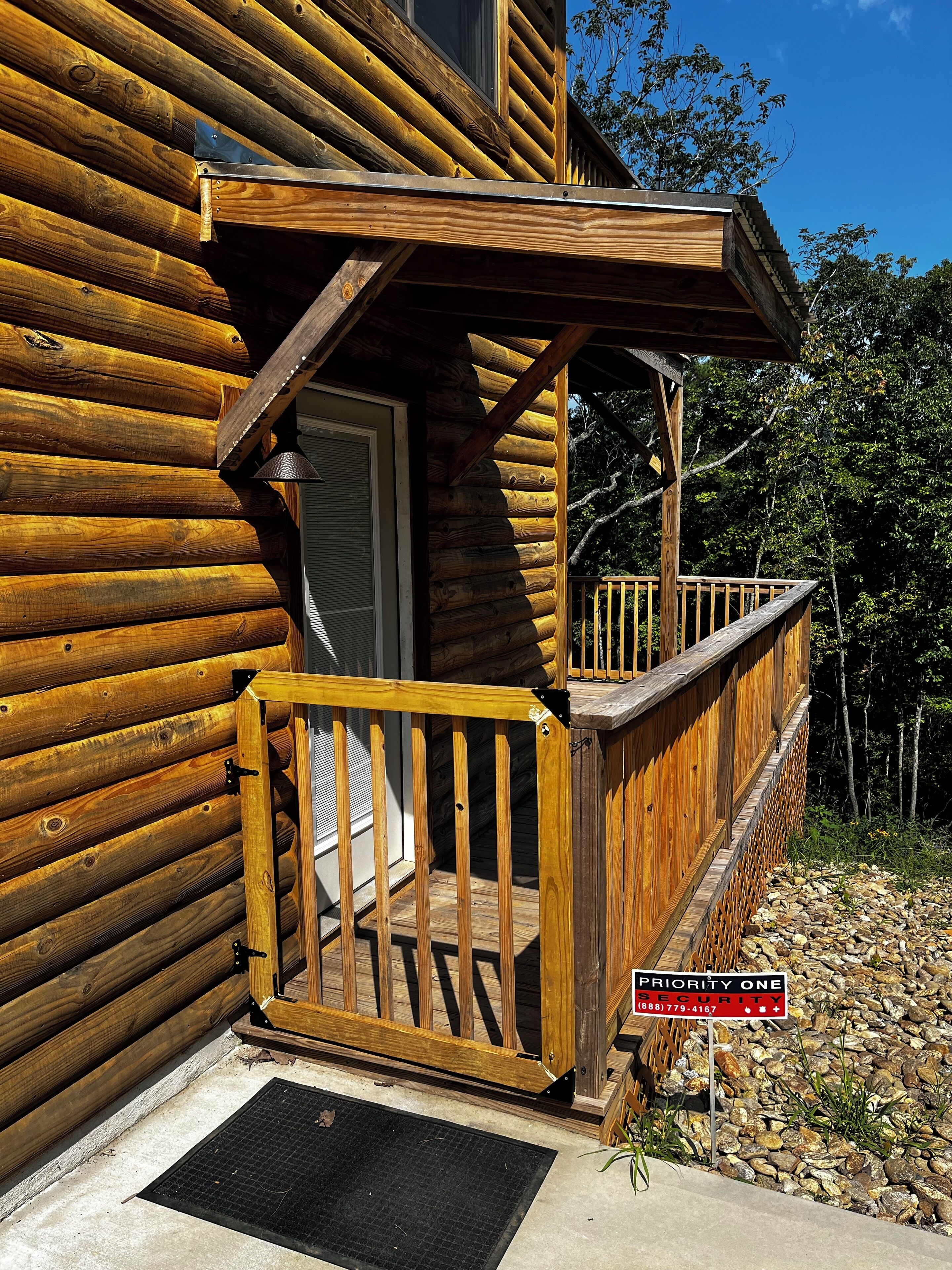 Cozy log home apartment with private deck and mountain view!