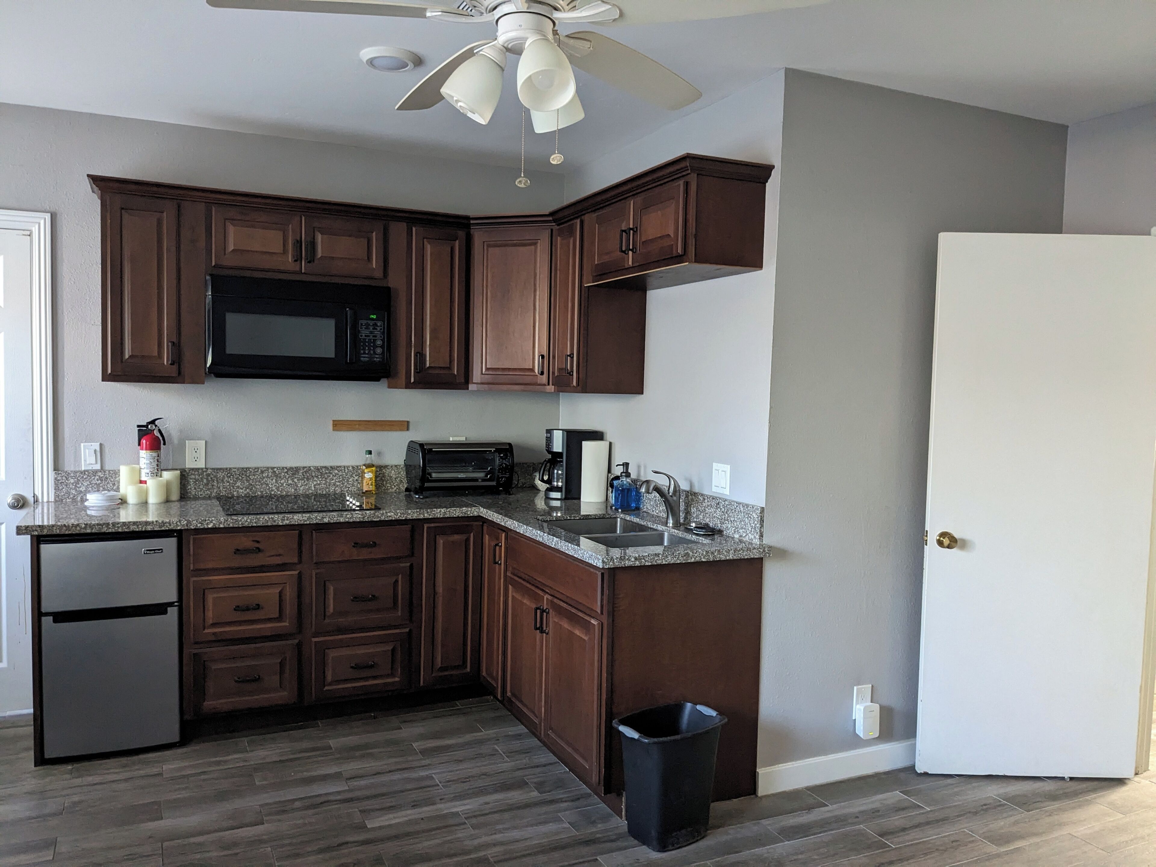 1 BR, 1BA attached apartment to home with private entrance. Sleeps 4, Car Park 1