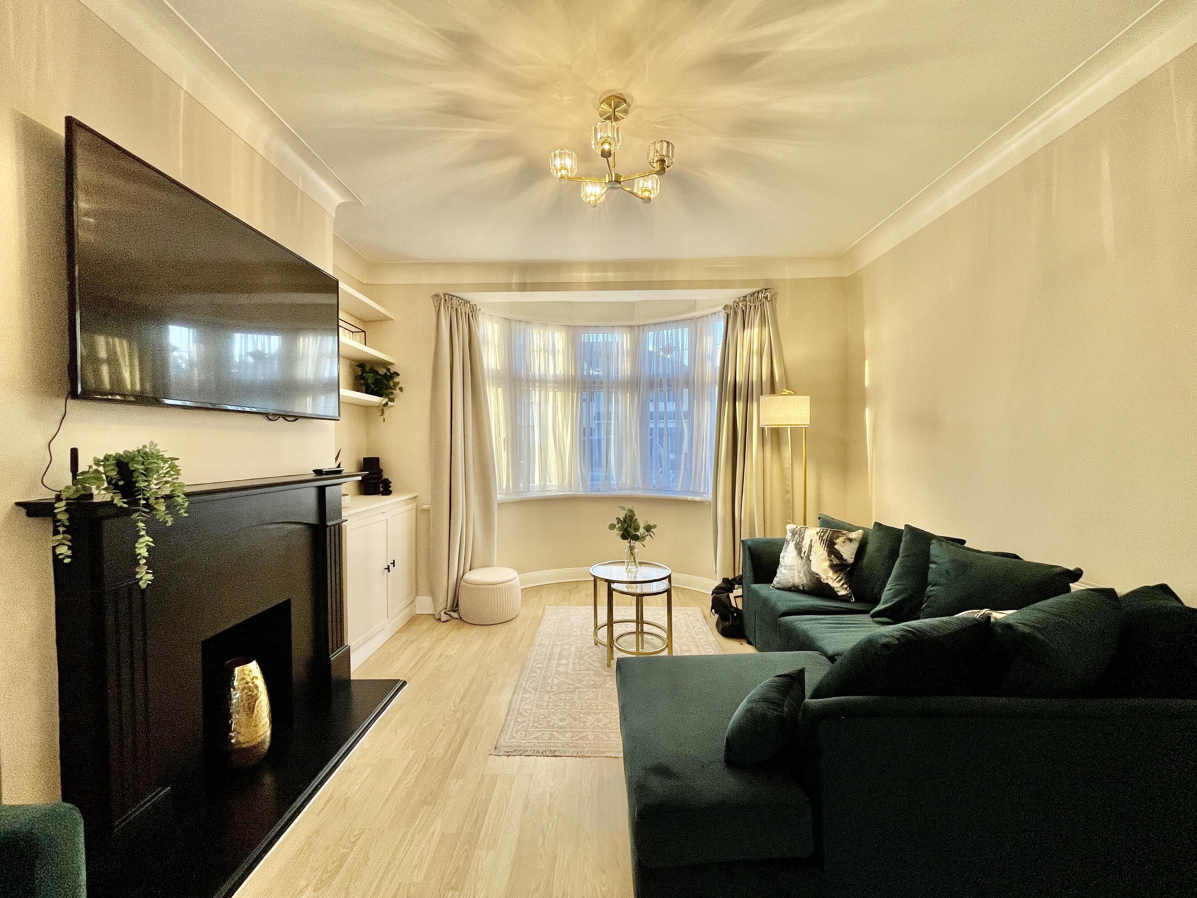 Stylish 3-bed House in Hornchurch - Free Parking