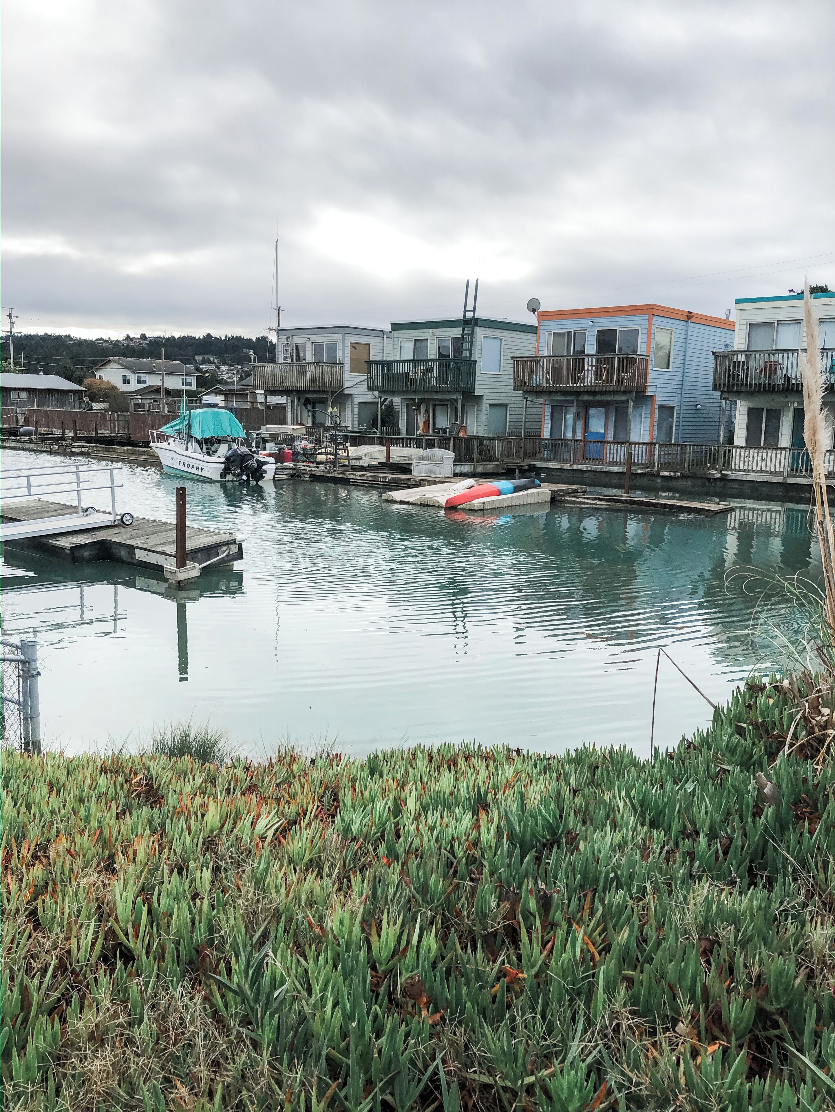 Cozy Dog Friendly Bay Cottage on the Canal, BBQ and private patio