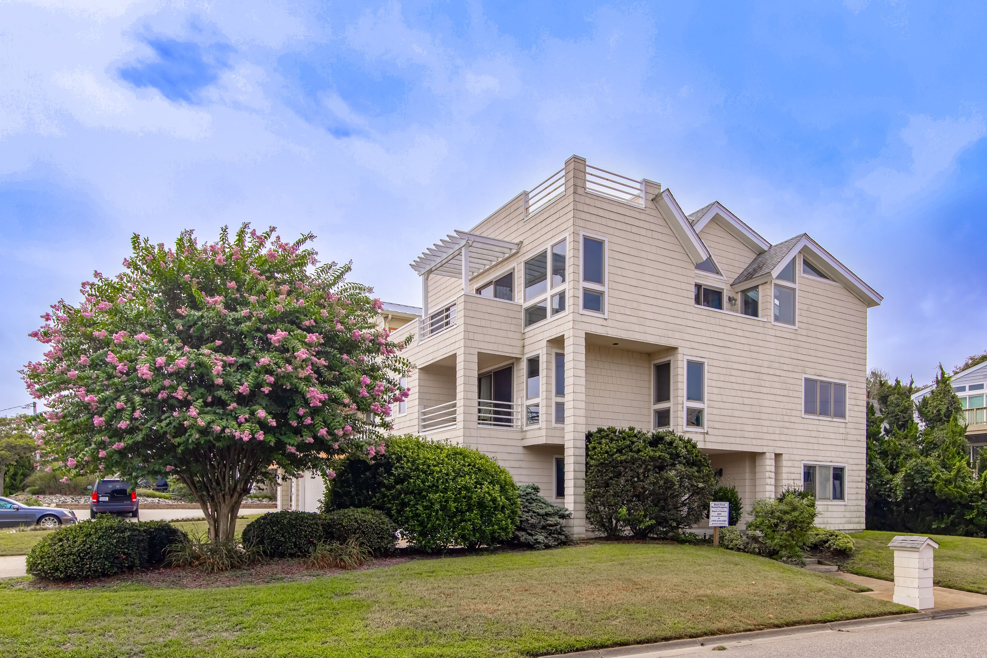 Ocean-view home that is within a 2 minute walk to the beach w/rooftop deck