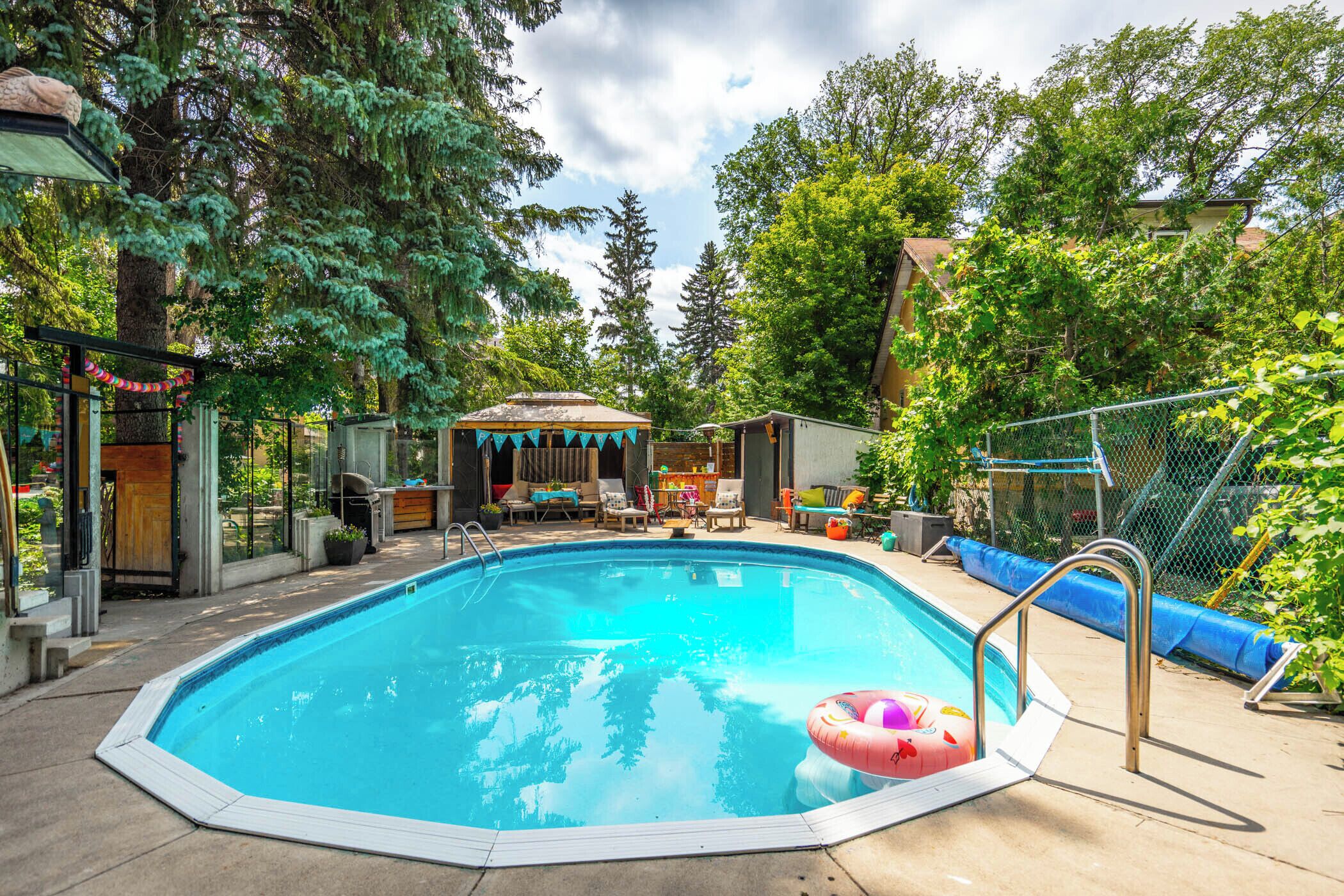 Wolseley Studio Oasis in beautiful forrest canopy setting
With Hot Tub and Pool