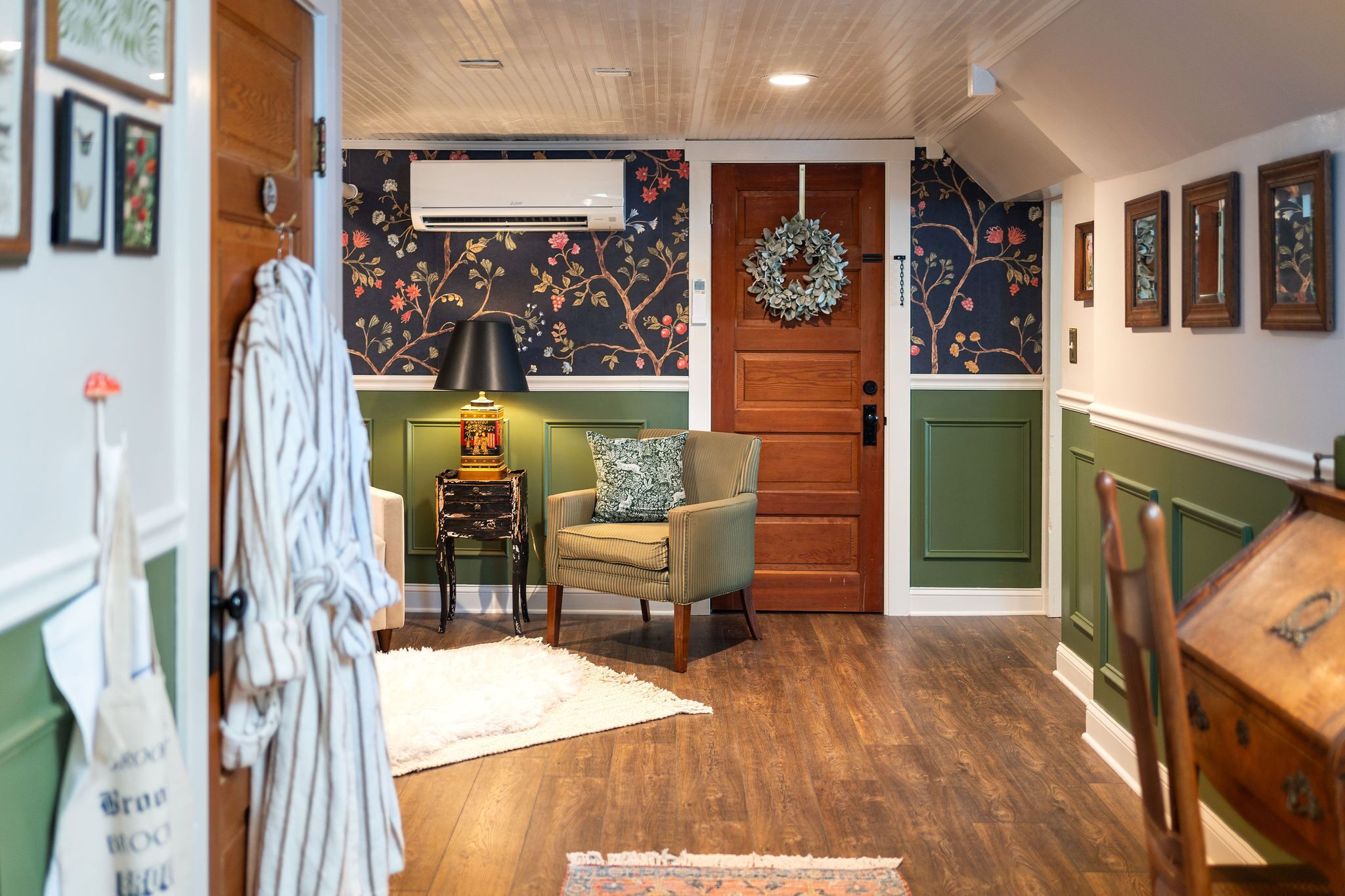 Queen City Hideaway - walk downtown, newly reno, classic, and cozy with views! 