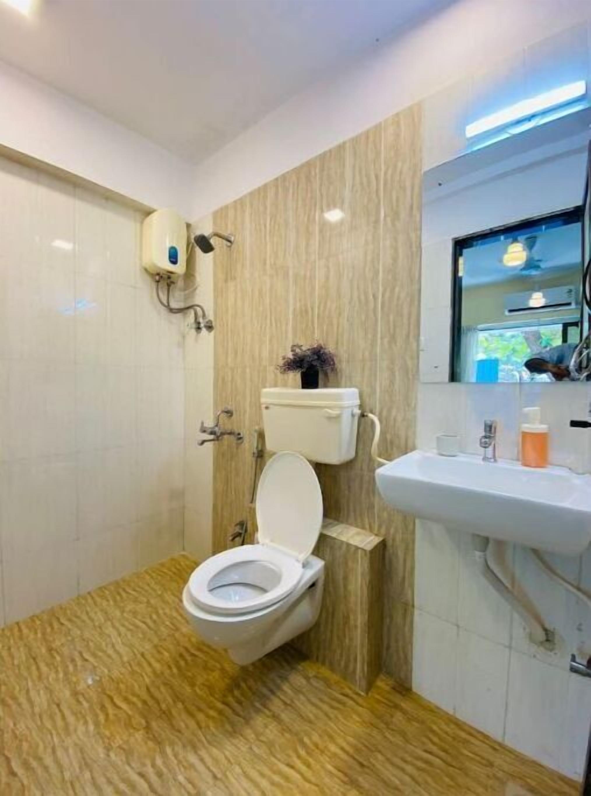 Airy 1 bed 2 bath in Bandra Area Wifi Netflix