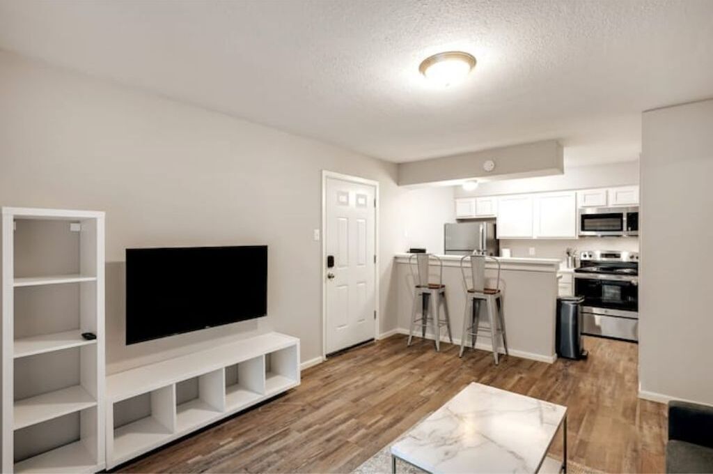 1BR Apt Directly Beside Topgolf