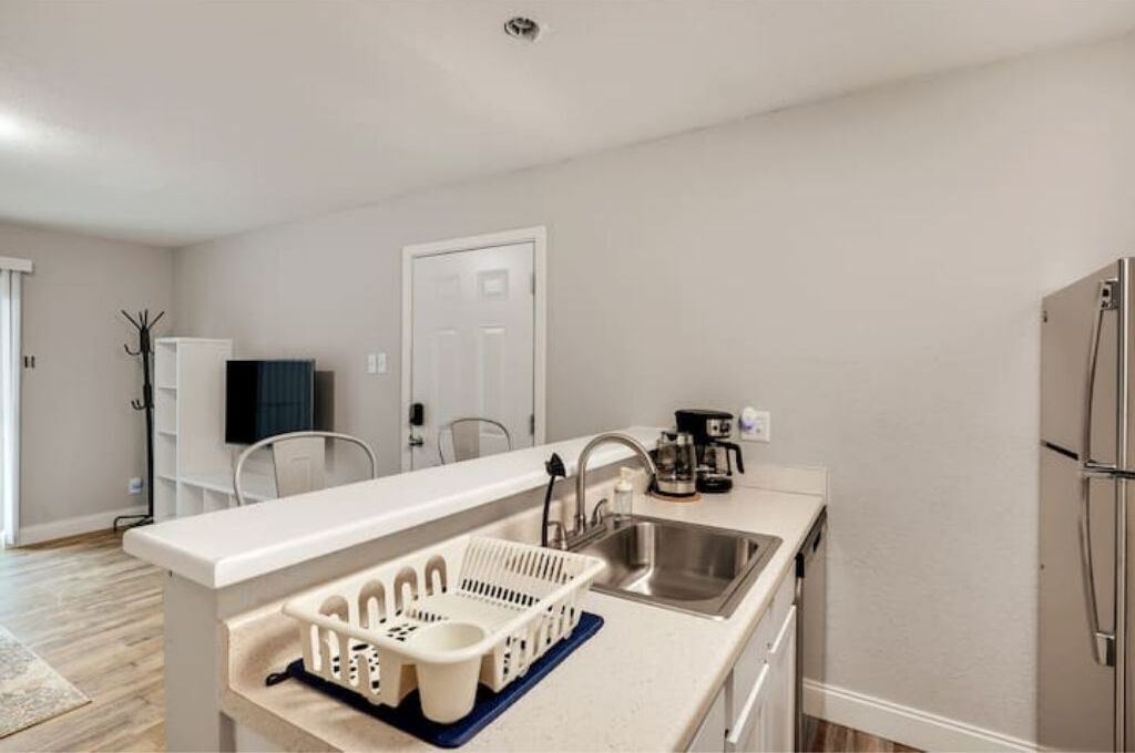 Contemporary 1BR APT w/Kitchen
