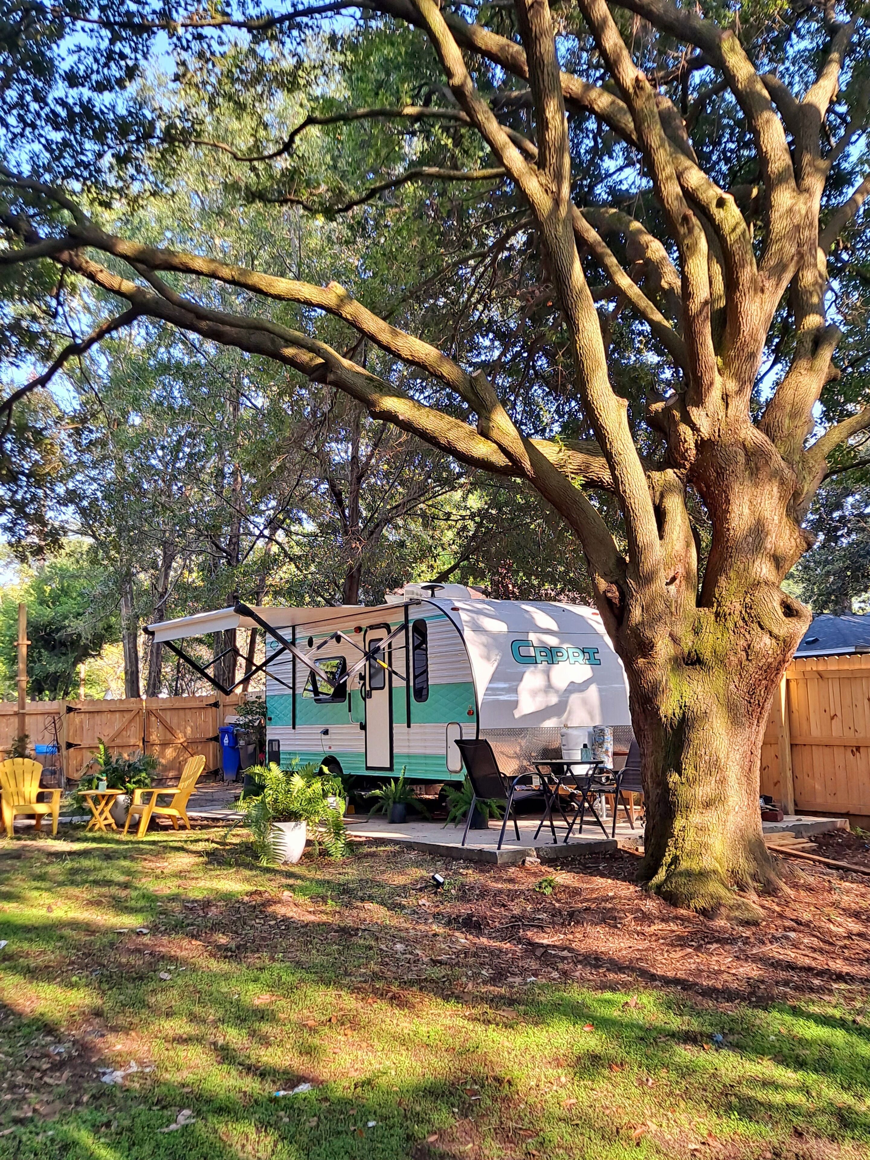Retro themed camper 15 minutes from downtown, 20 minutes from beaches.