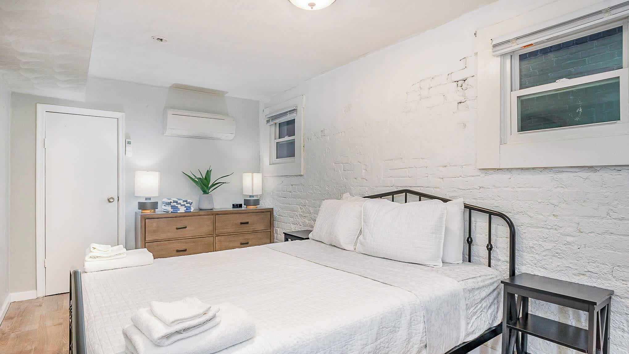 Ghent's Colonial Estate - Lower Level Suite