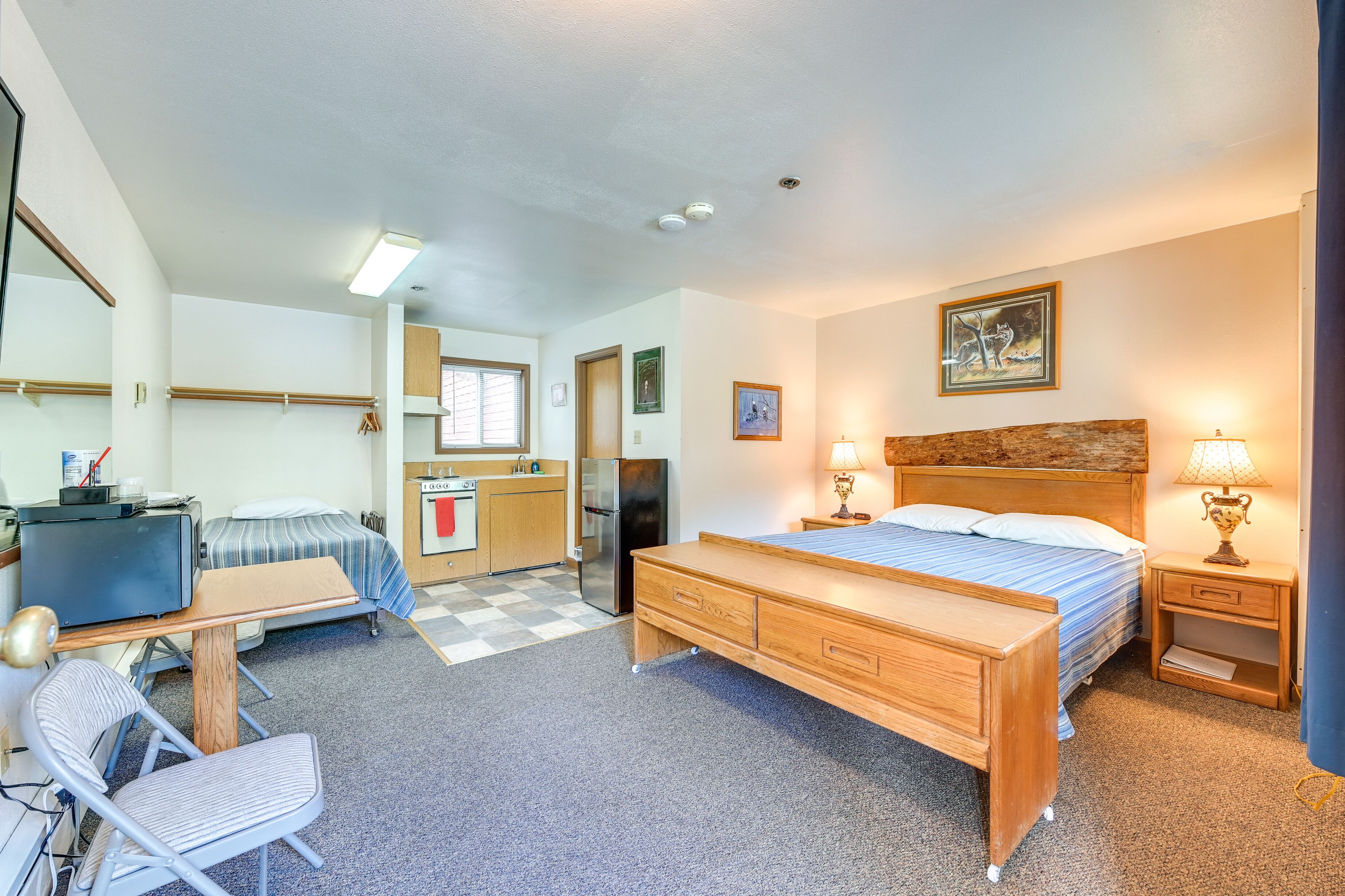 Pet-Friendly Kenai Lake Unit: Walk to the Water!