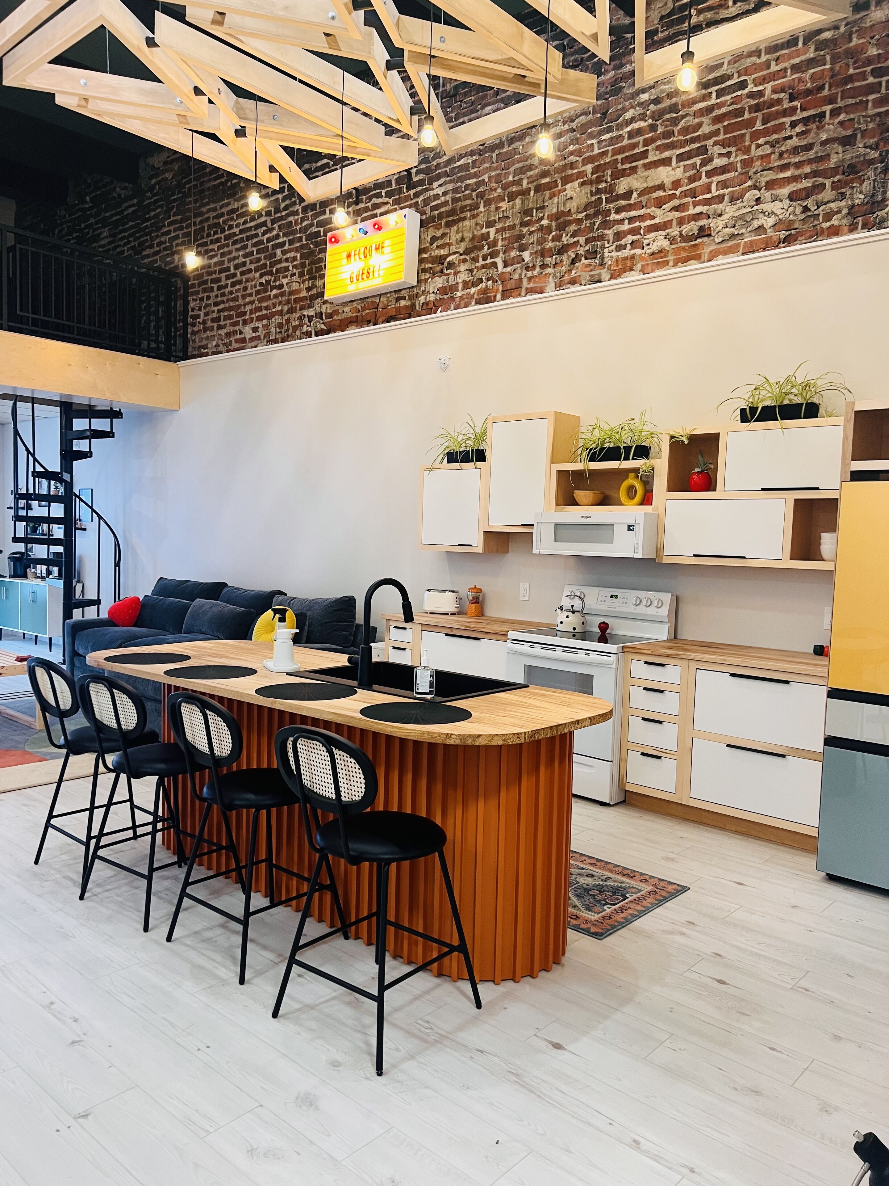 Come and stay in our Cozy Upstairs Apartment