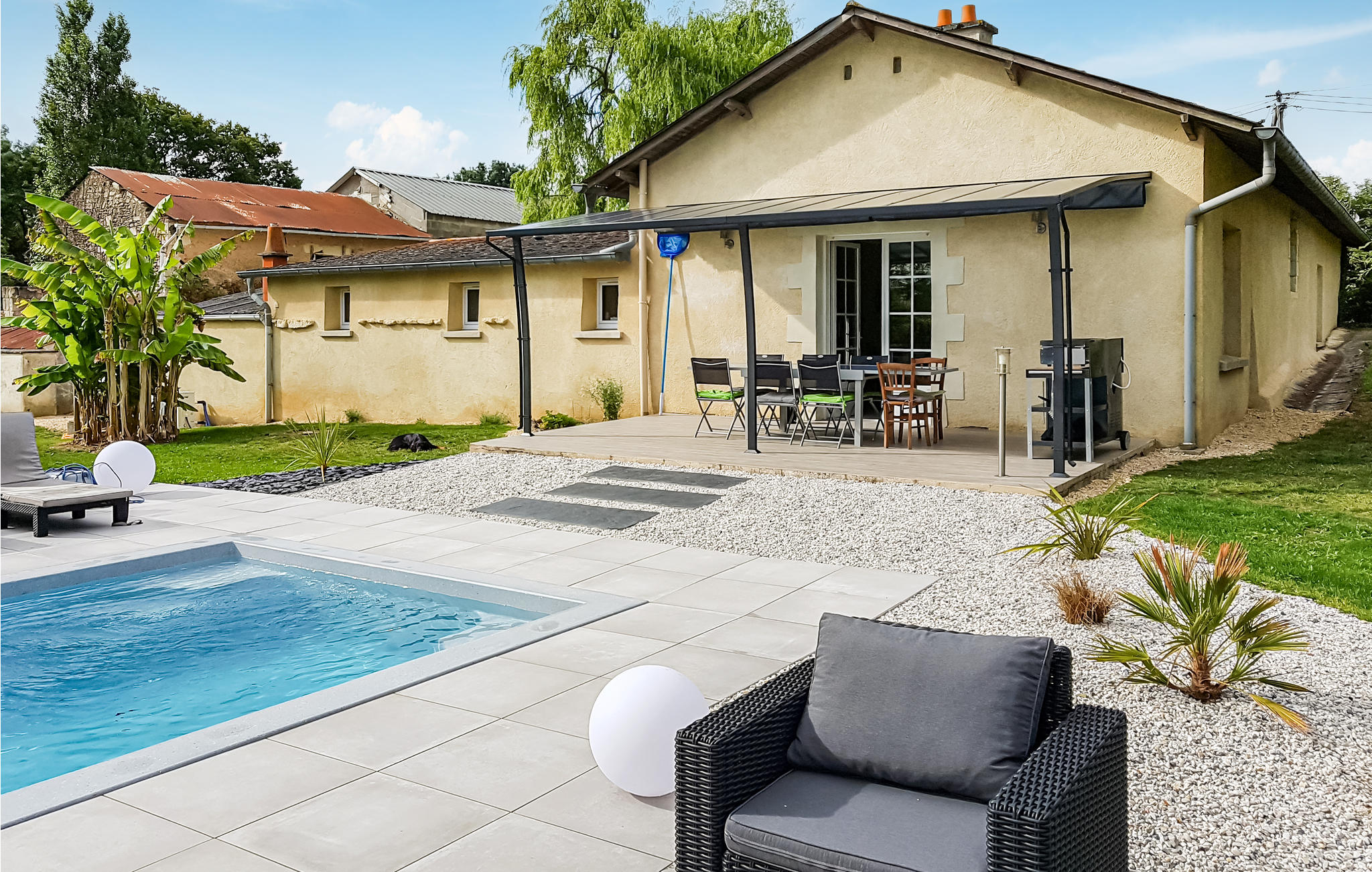 Stunning home in Montreuil Bellay with 3 Bedrooms, Outdoor swimming pool and Heated swimming pool
