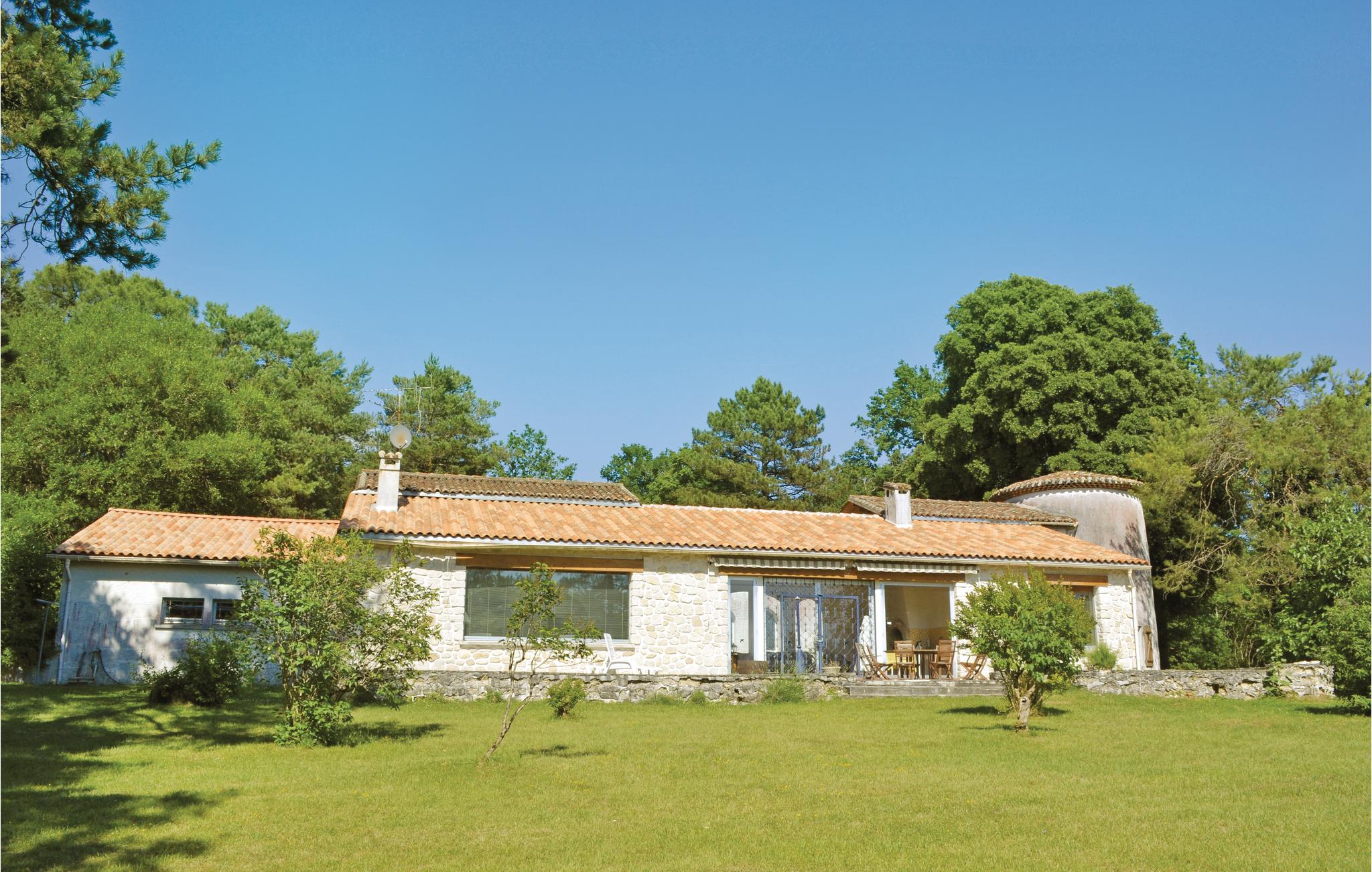 Beautiful home in Sers with 4 Bedrooms, WiFi and Private swimming pool