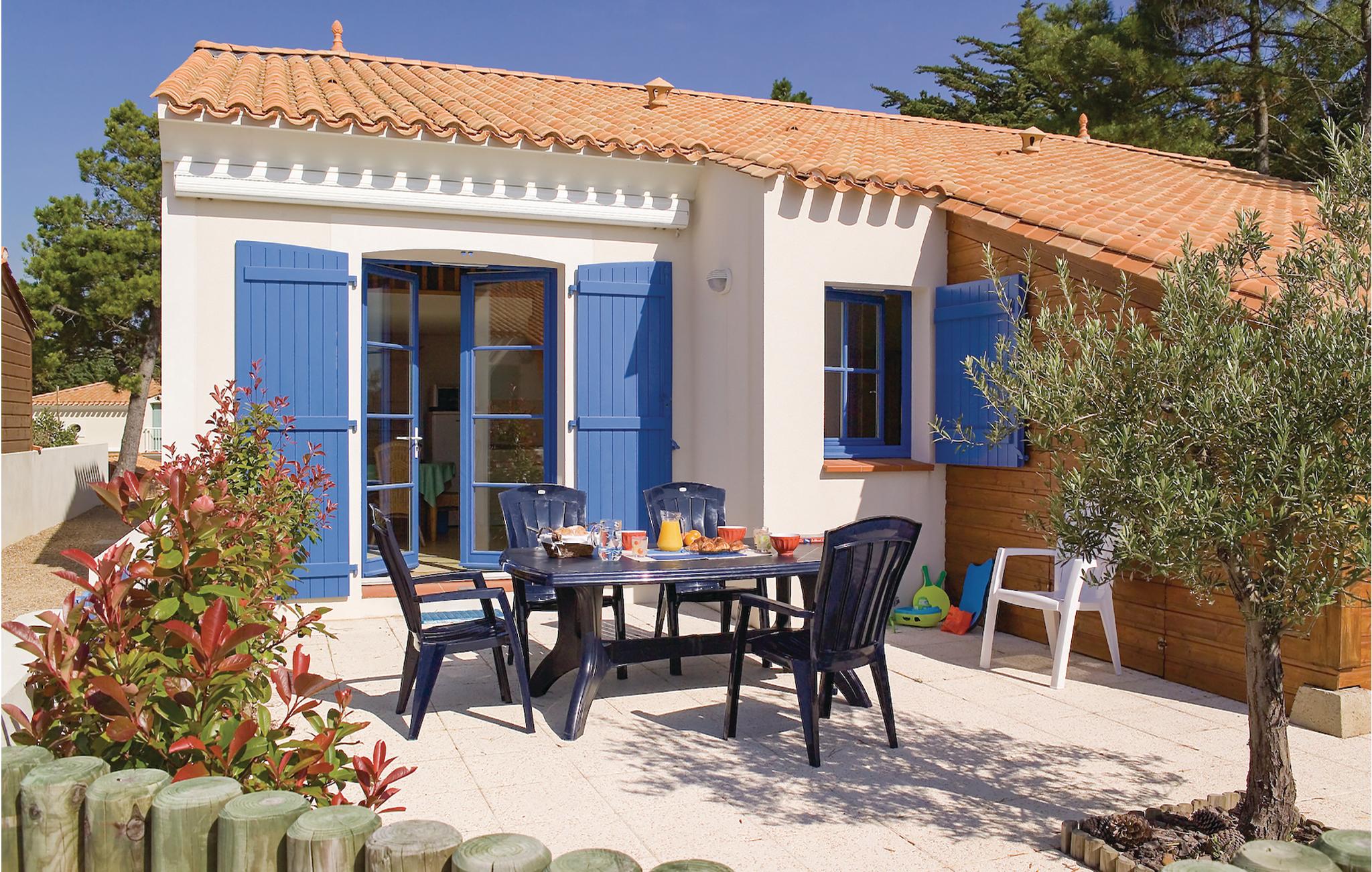 Amazing home in Saint-Hilaire-de-Riez with 3 Bedrooms and Outdoor swimming pool