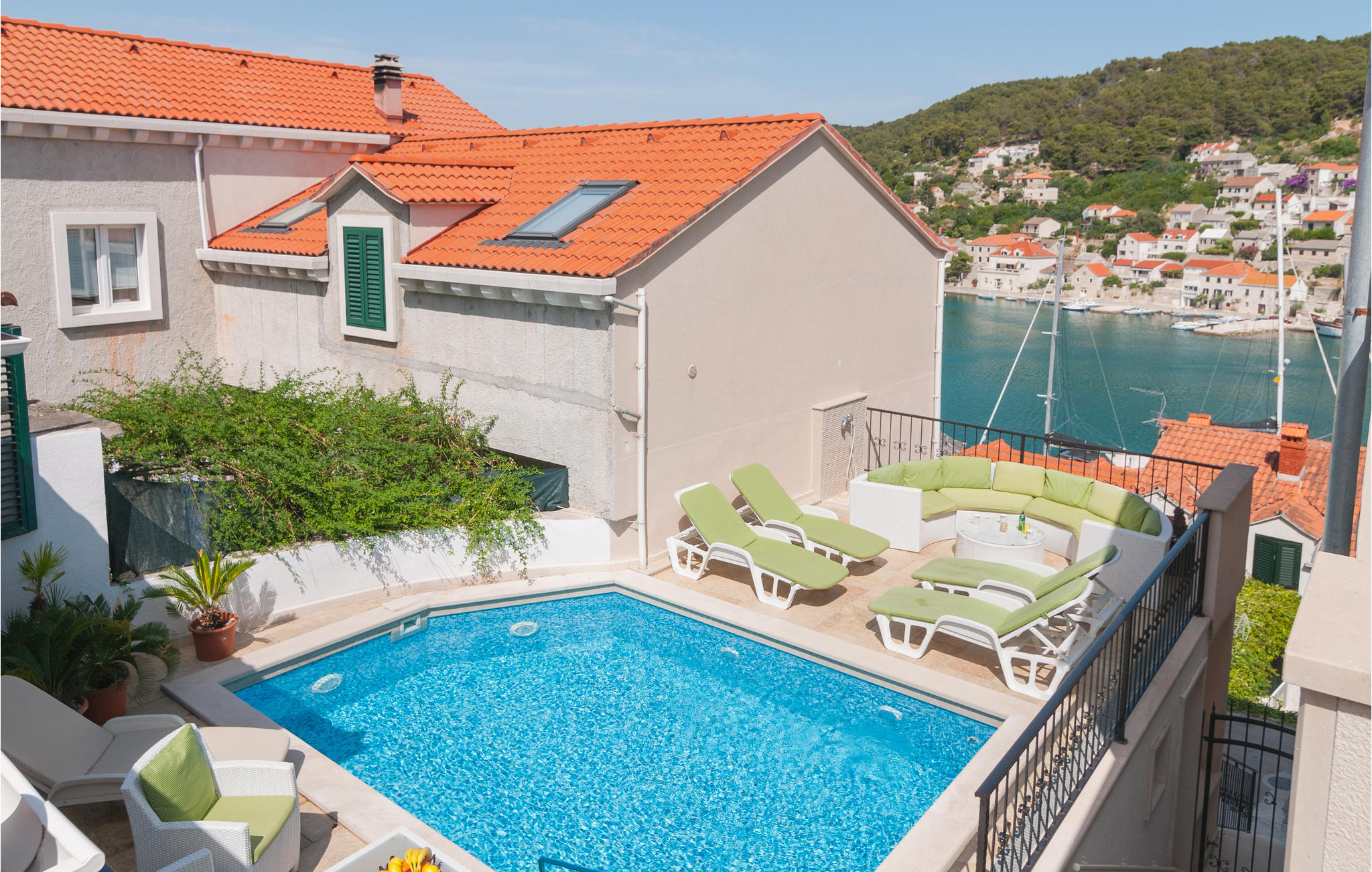 Nice home in Pucisca with 5 Bedrooms, WiFi and Outdoor swimming pool