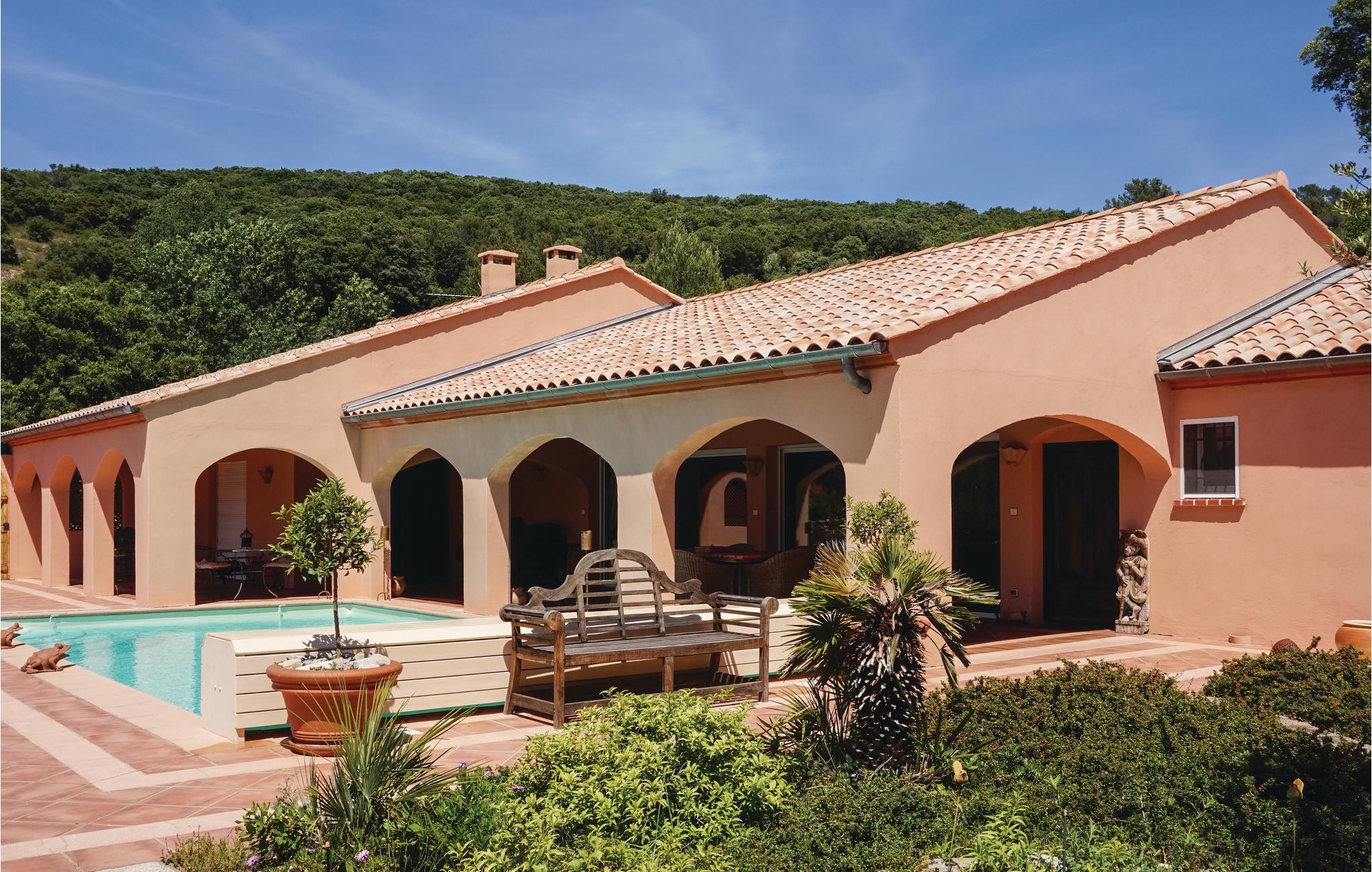 Stunning home in Pierrerue with 3 Bedrooms, WiFi and Private swimming pool