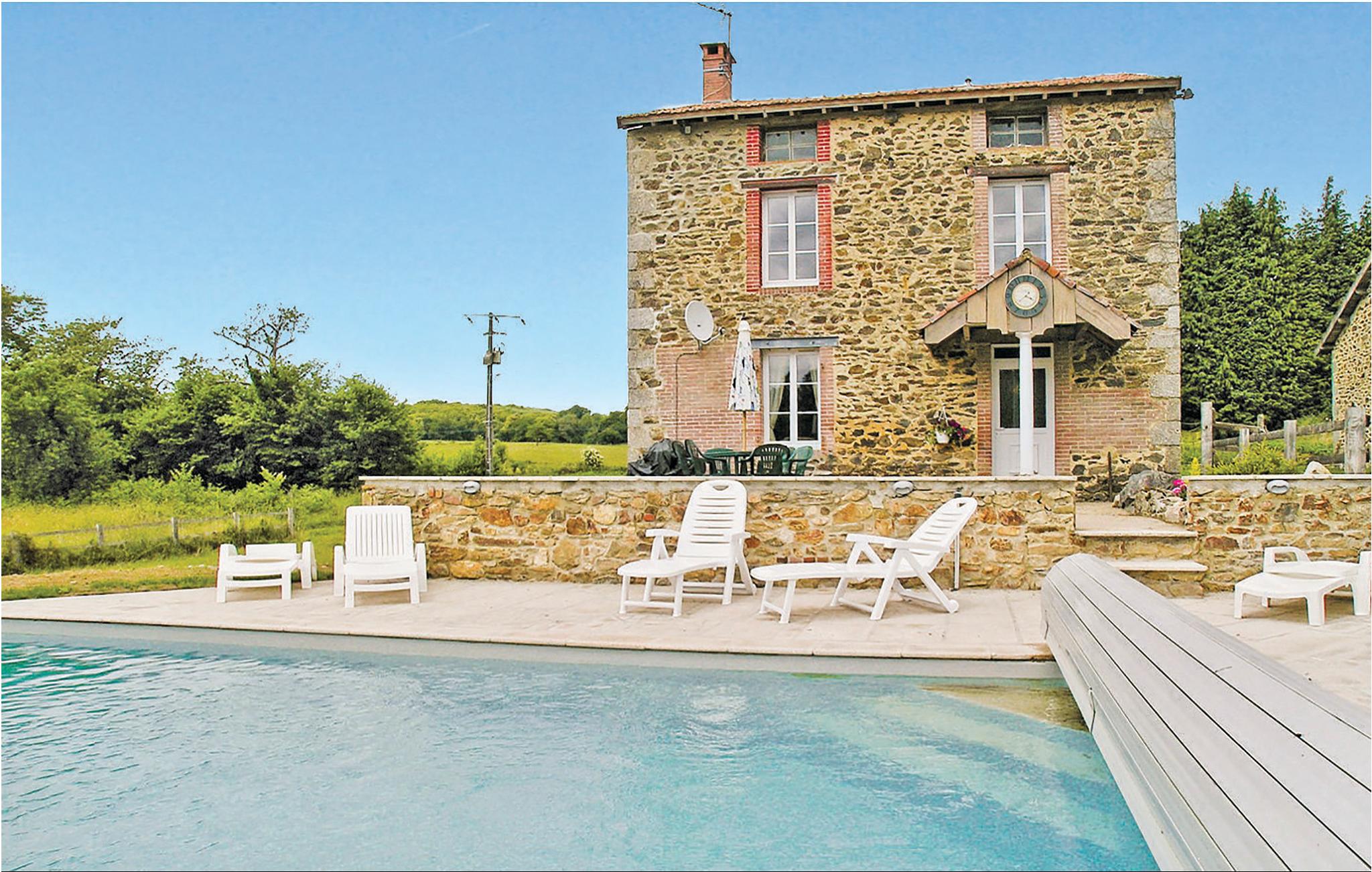 Awesome home in St. Leonard de Noblat with 3 Bedrooms, Outdoor swimming pool and Heated swimming pool