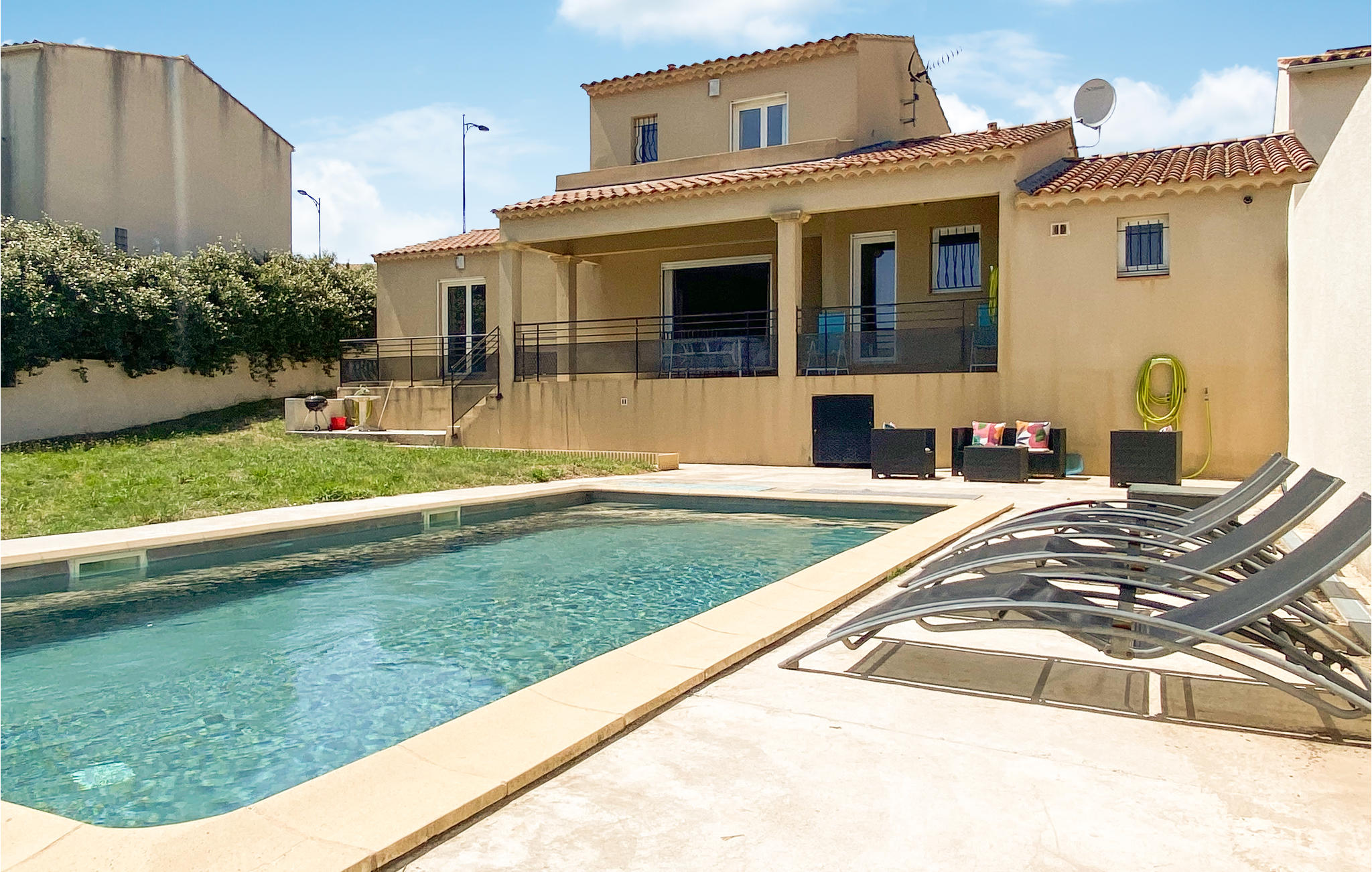 Stunning home in Aramon with Outdoor swimming pool, WiFi and 4 Bedrooms