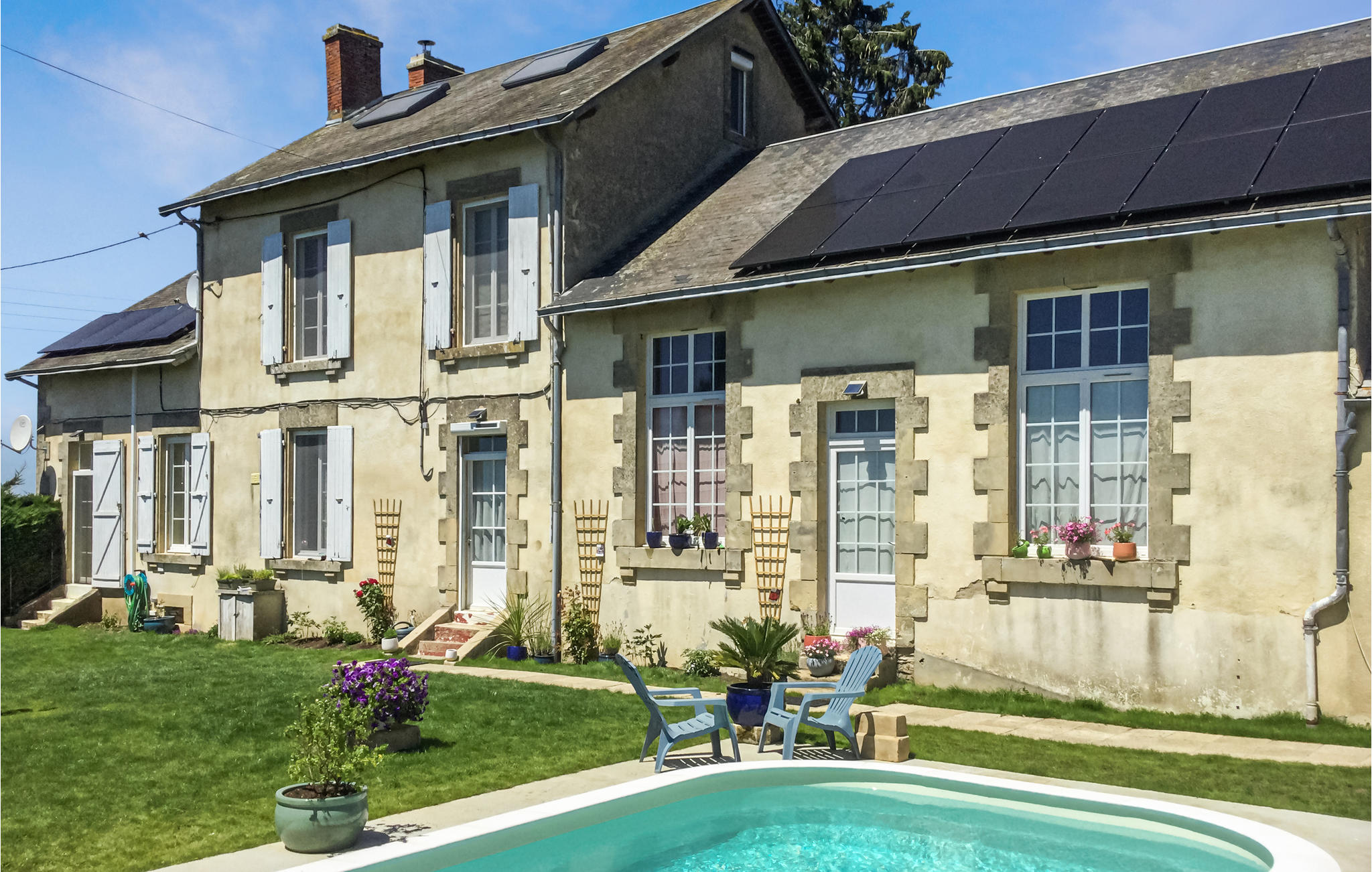 Stunning home in Loge Fougereuse with WiFi, Heated swimming pool and Private swimming pool