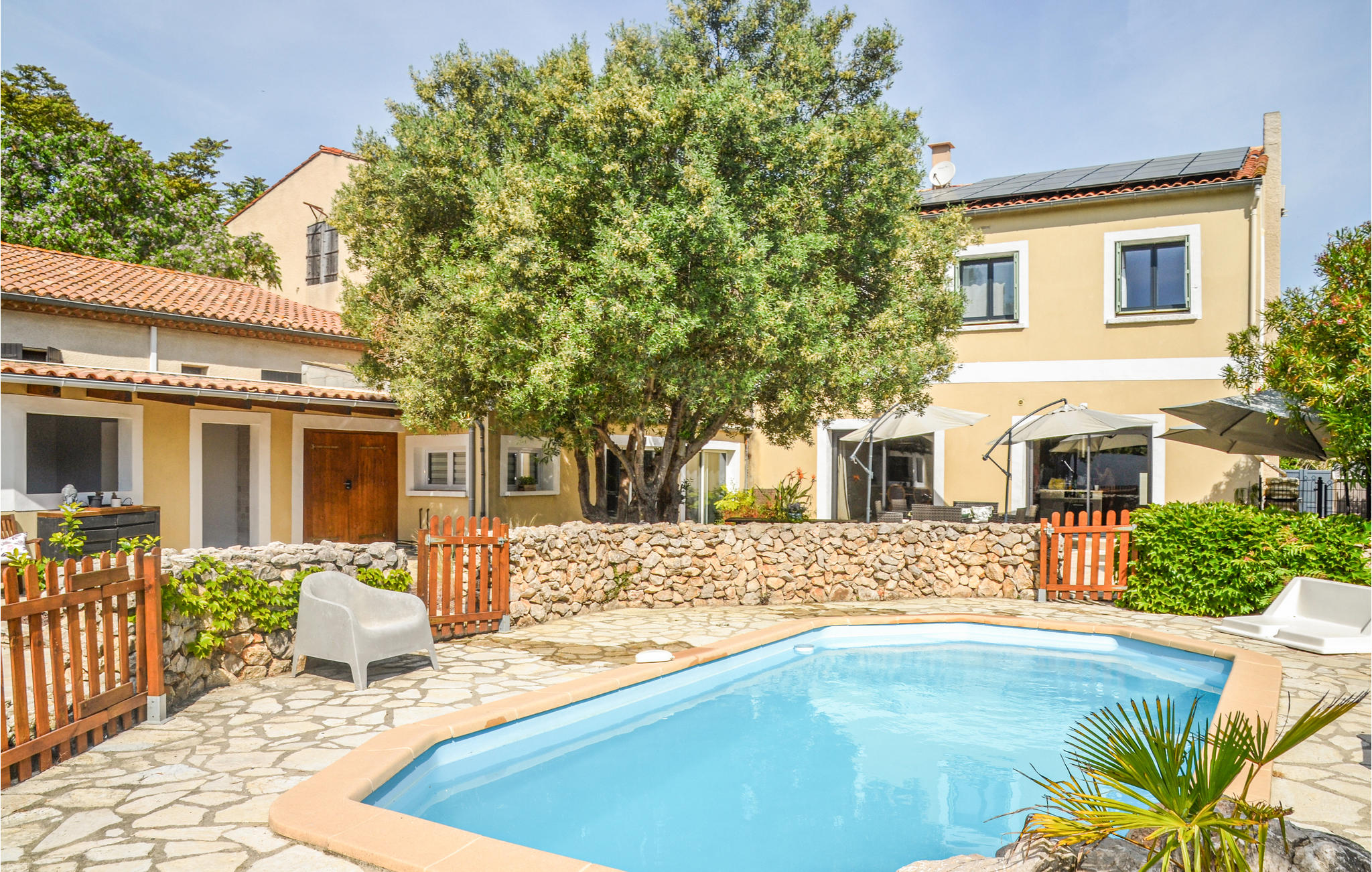 Amazing home in Fleury with WiFi, 6 Bedrooms and Outdoor swimming pool