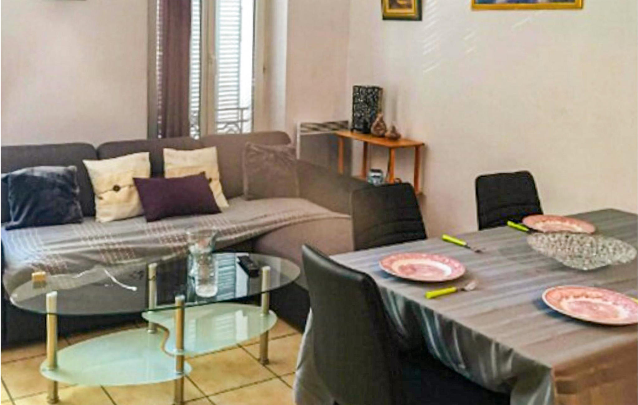 Amazing home in Céreste with WiFi and 4 Bedrooms