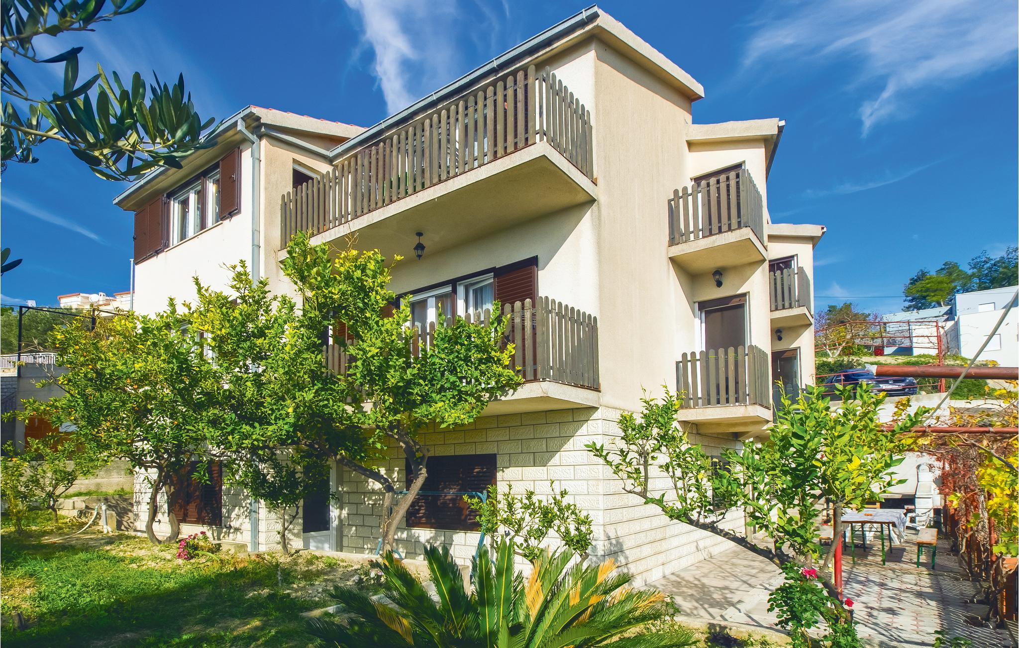 Stunning apartment in Podstrana with 3 Bedrooms and WiFi