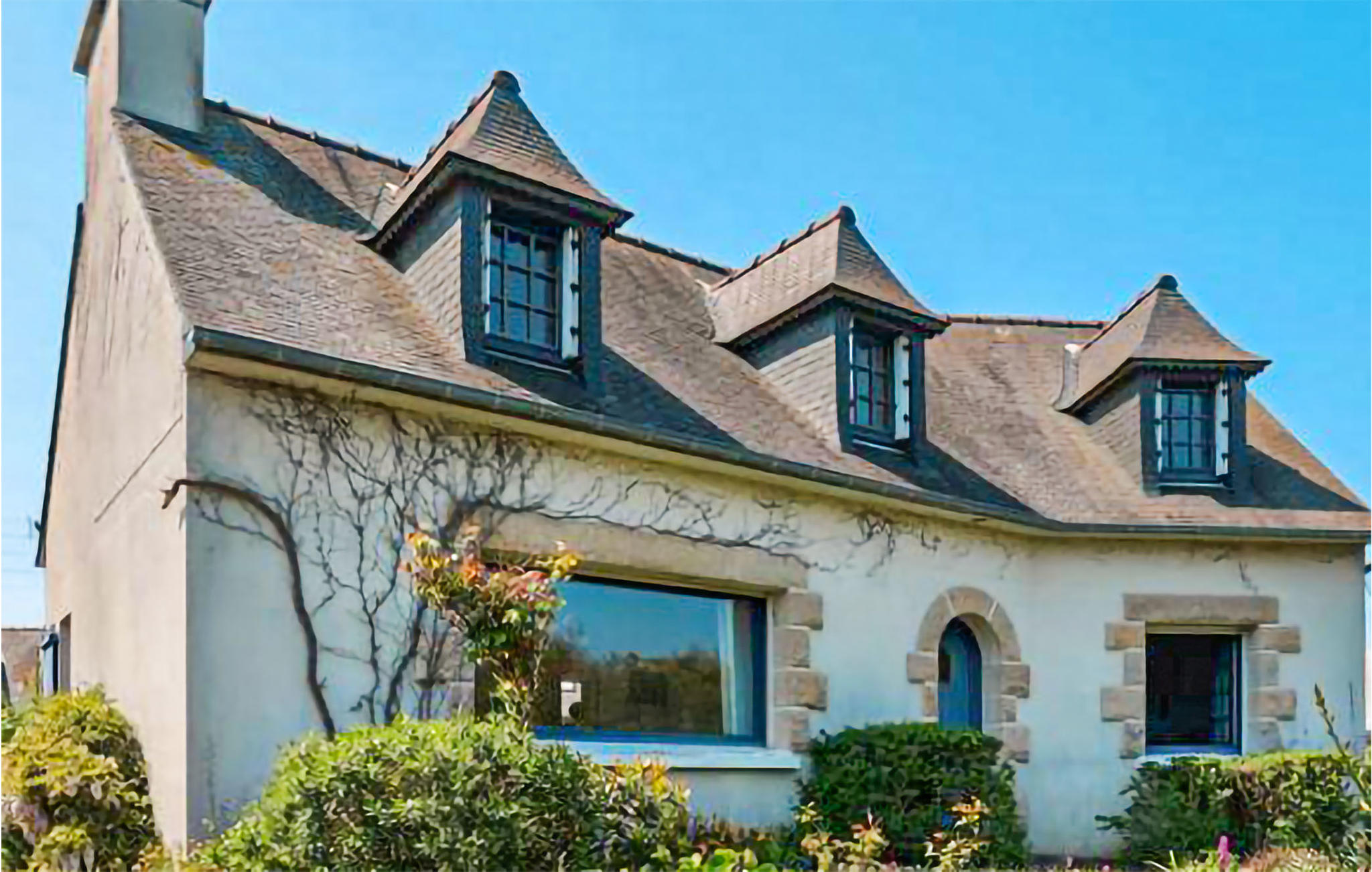 Stunning home in Saint Quay Portrieux with WiFi and 4 Bedrooms