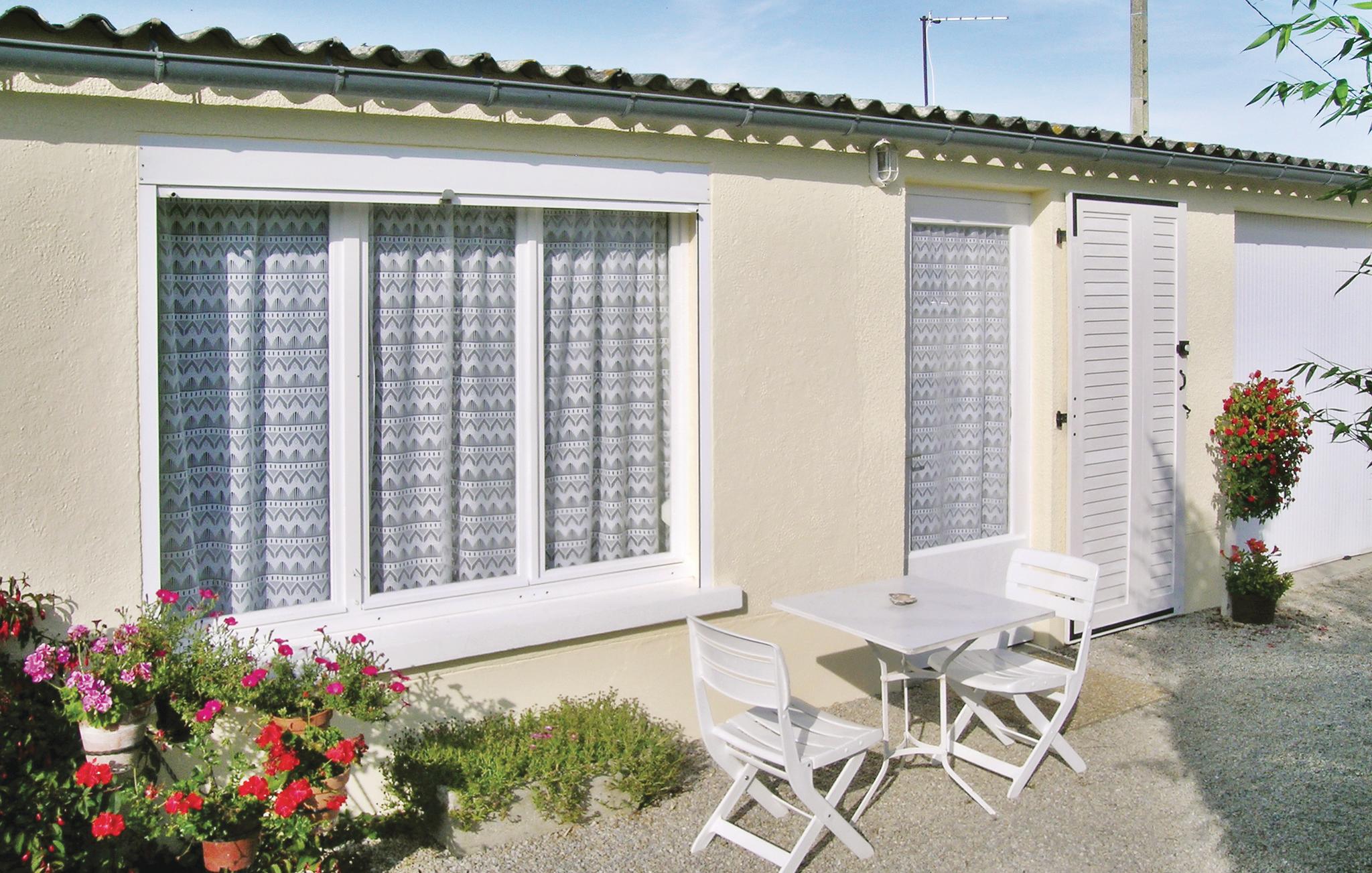 Awesome home in Quettehou with 