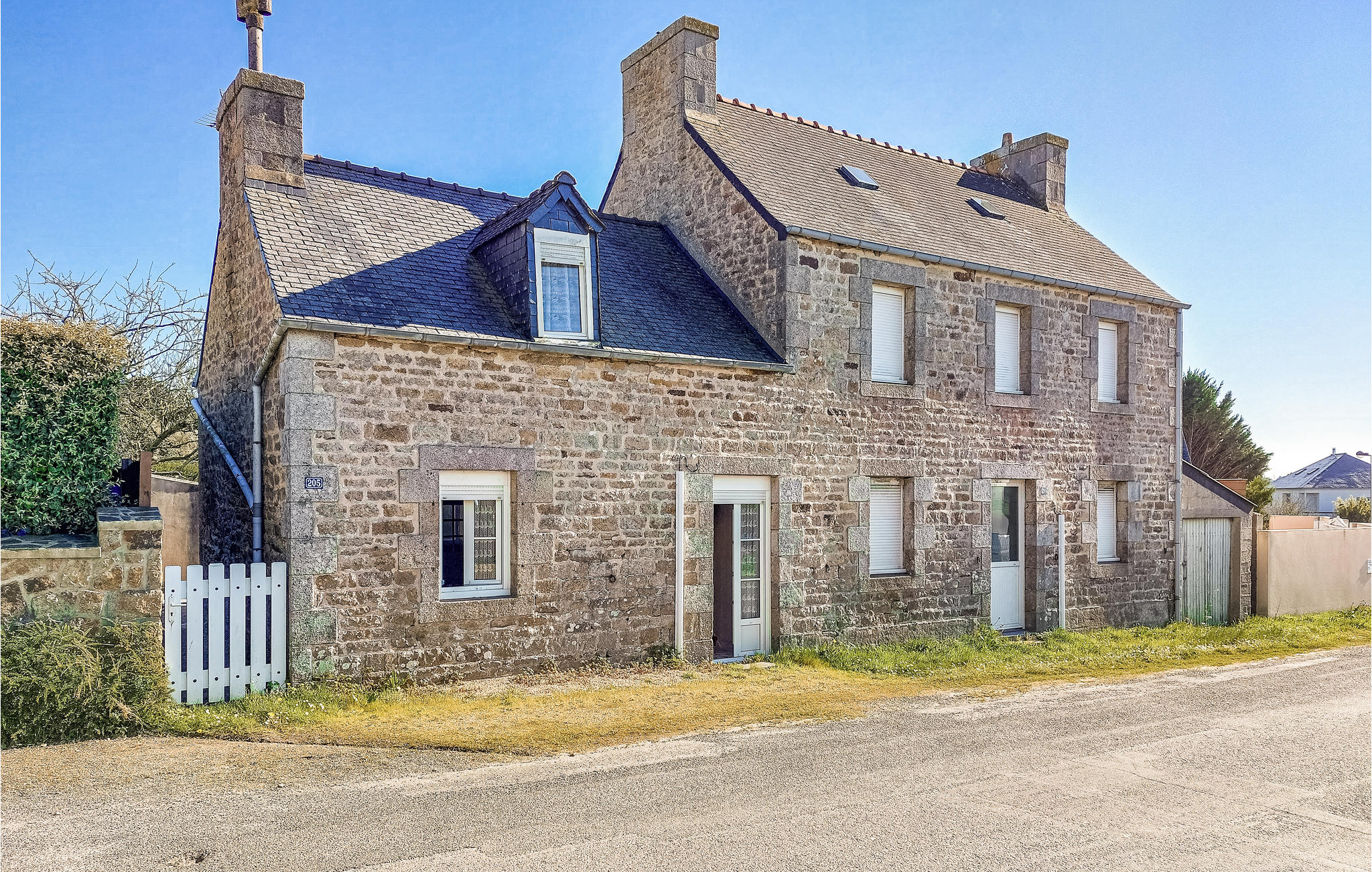 Amazing home in Plougoulm with 2 Bedrooms