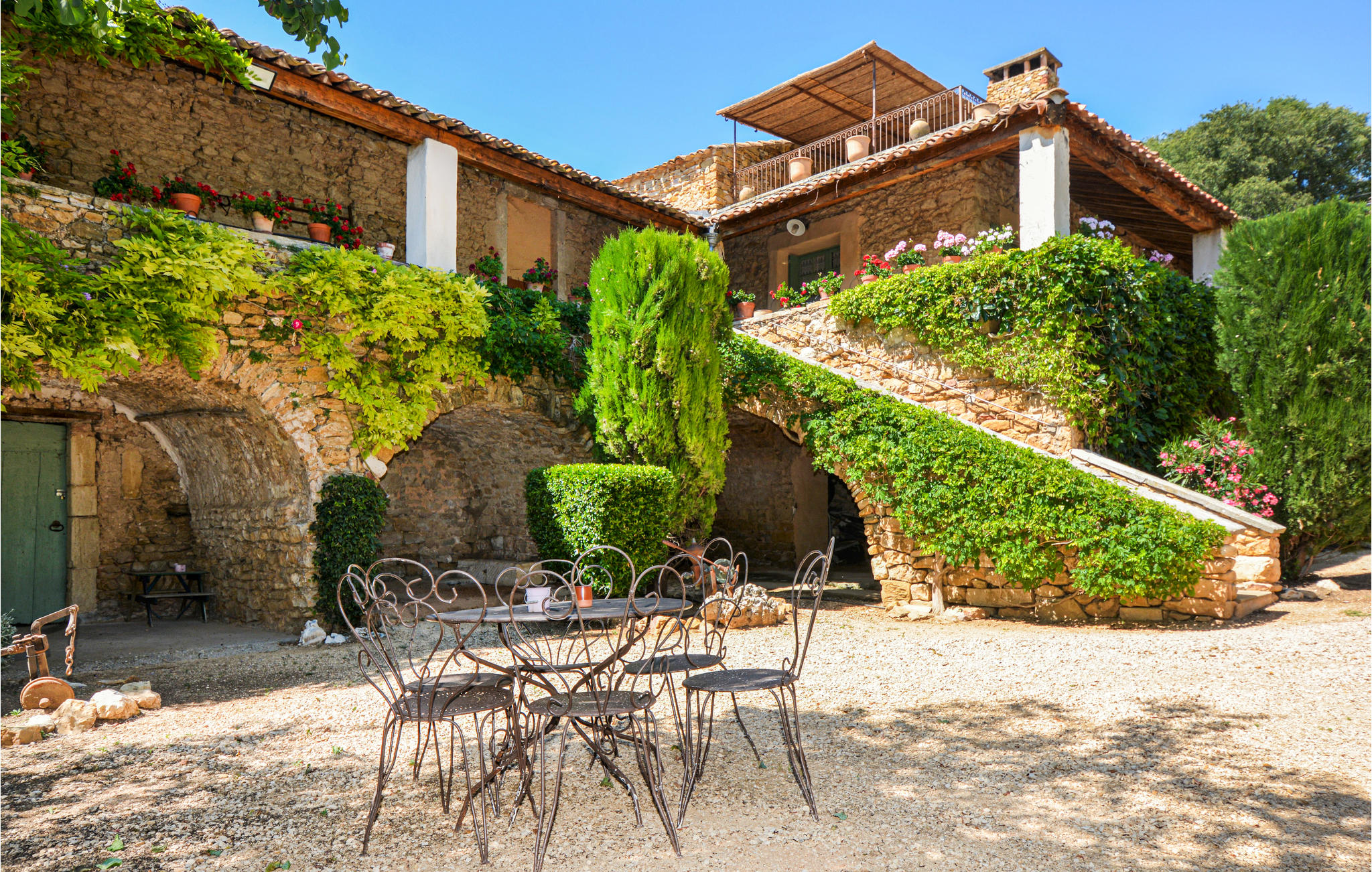 Awesome home in Uzès with 5 Bedrooms, Private swimming pool and Outdoor swimming pool