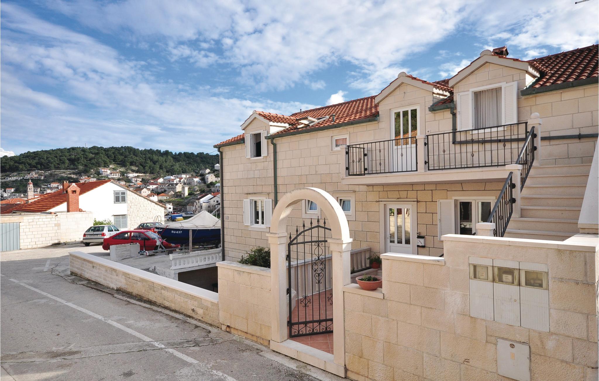 Amazing apartment in Pucisca with 3 Bedrooms and WiFi