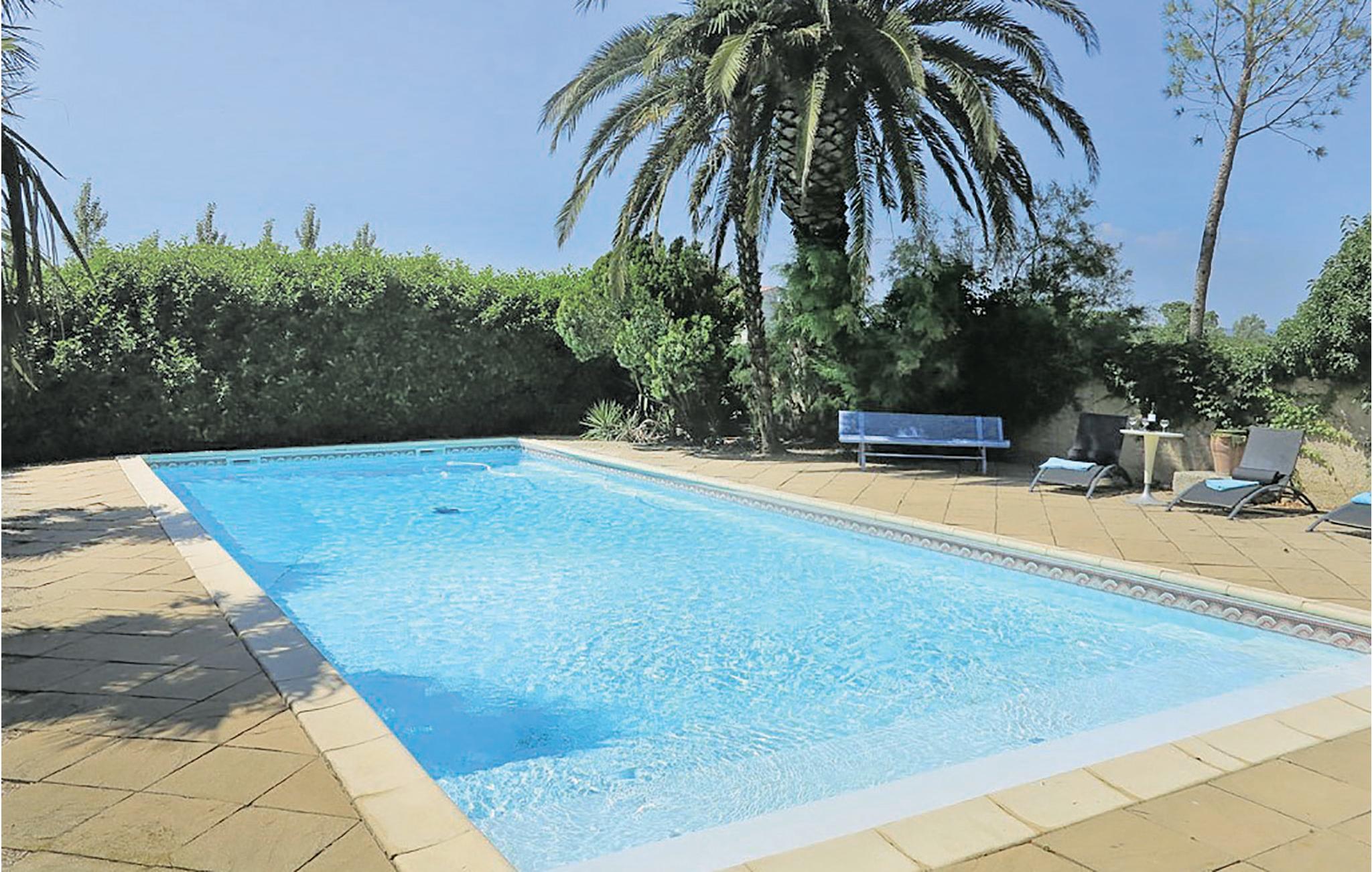 Autentica e caratteristica proprietà con facciata in pietra al confine con la Camargue, su un terreno ombreggiato con piscina