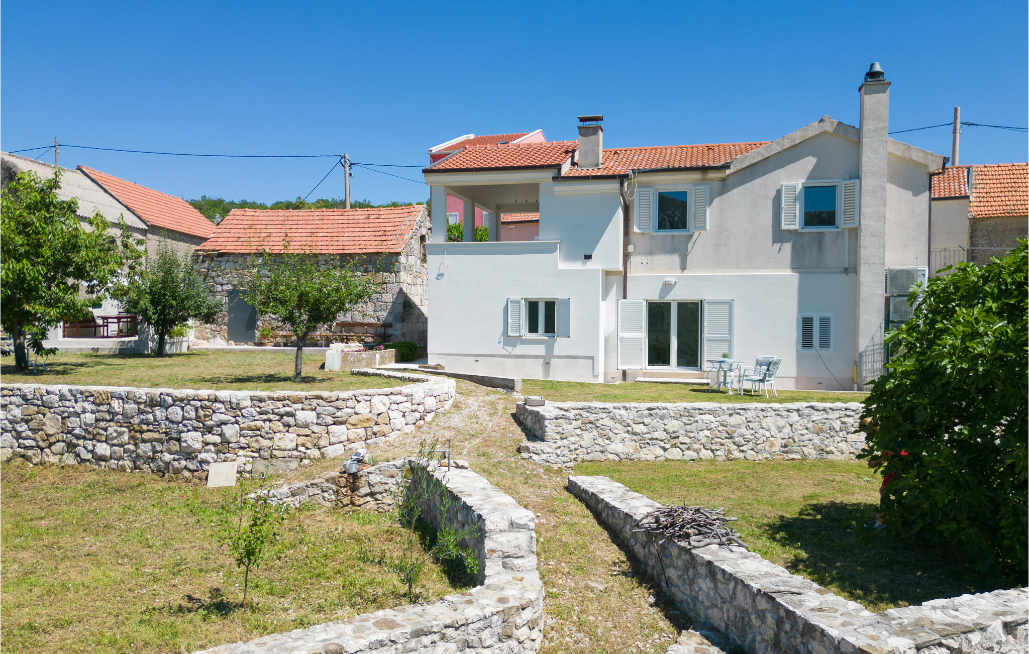 Beautiful apartment in Podgrade with Jacuzzi, WiFi and 2 Bedrooms