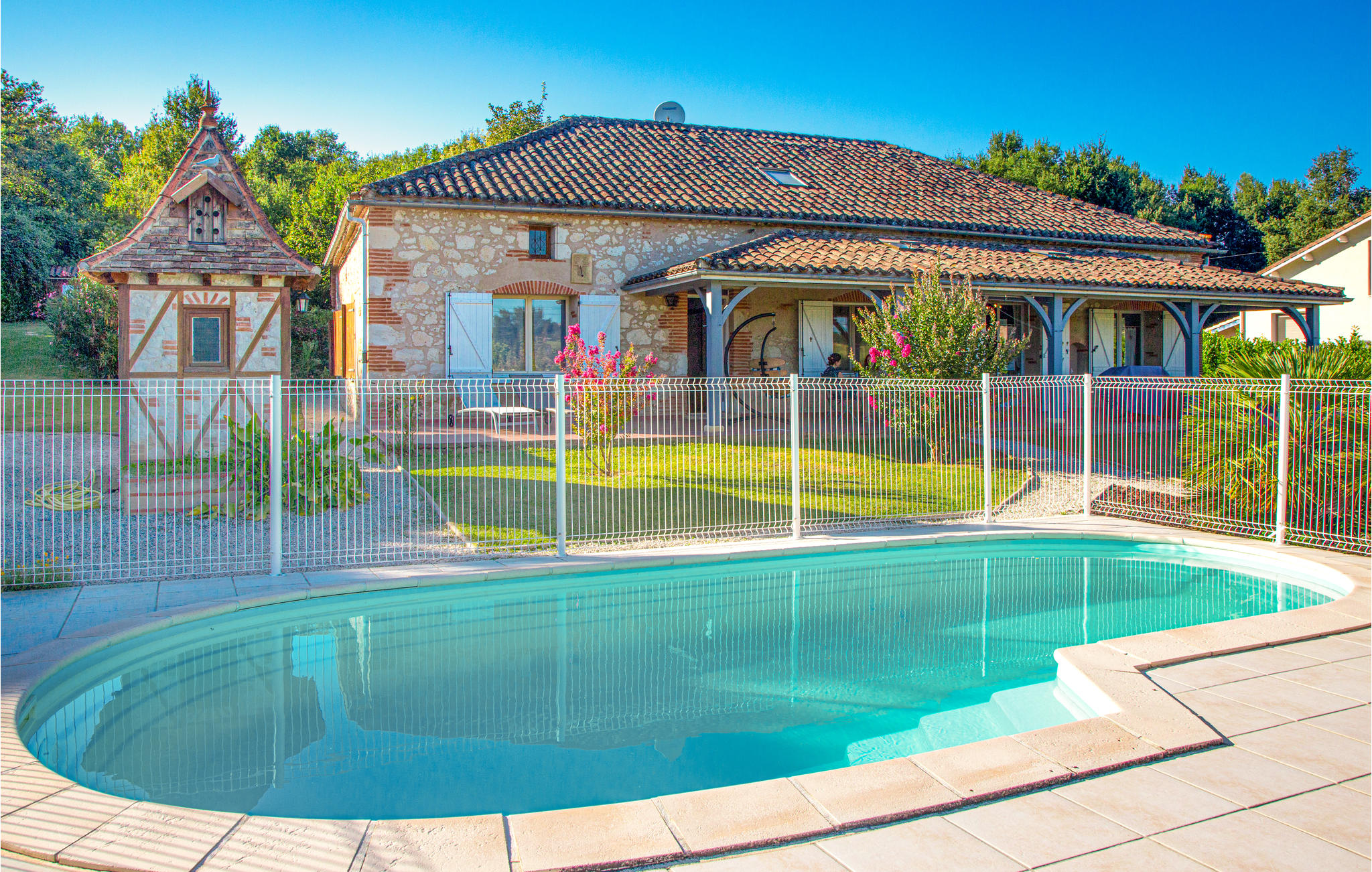 Stunning home in Castelsagrat with Outdoor swimming pool, 4 Bedrooms and Private swimming pool