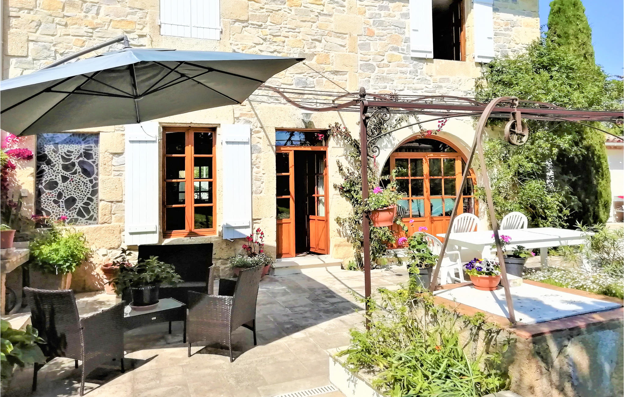 Nice home in Marguerittes with Outdoor swimming pool, WiFi and 4 Bedrooms