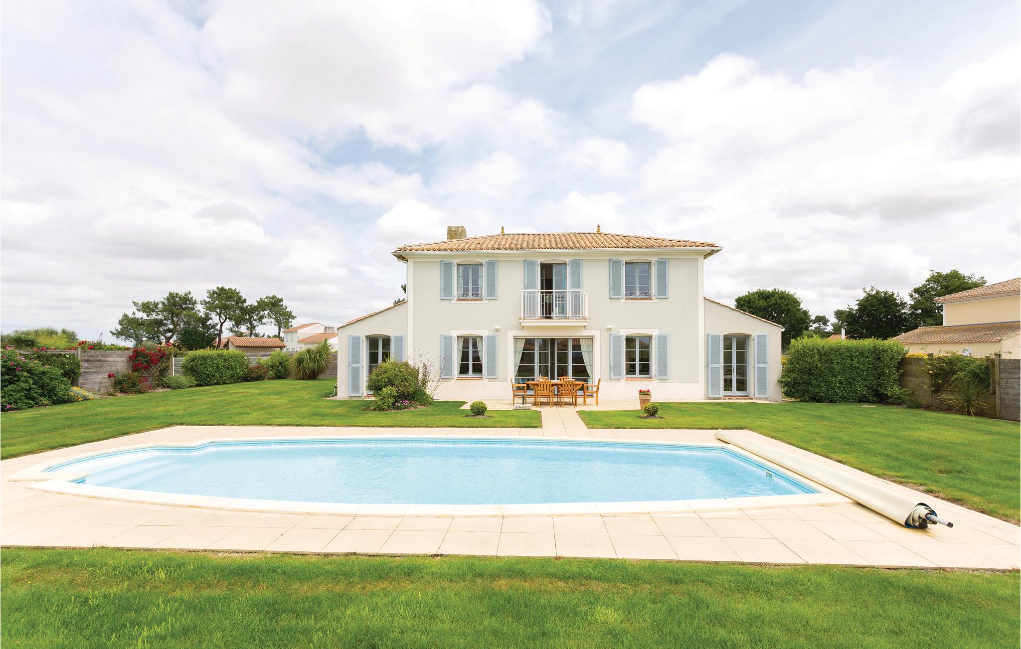 Beautiful home in L'Aiguillon Sur Vie with 3 Bedrooms and Outdoor swimming pool