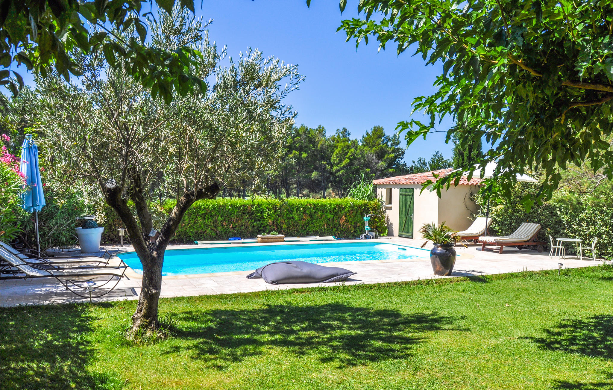 Beautiful home in Vedène with WiFi, Private swimming pool and 1 Bedrooms