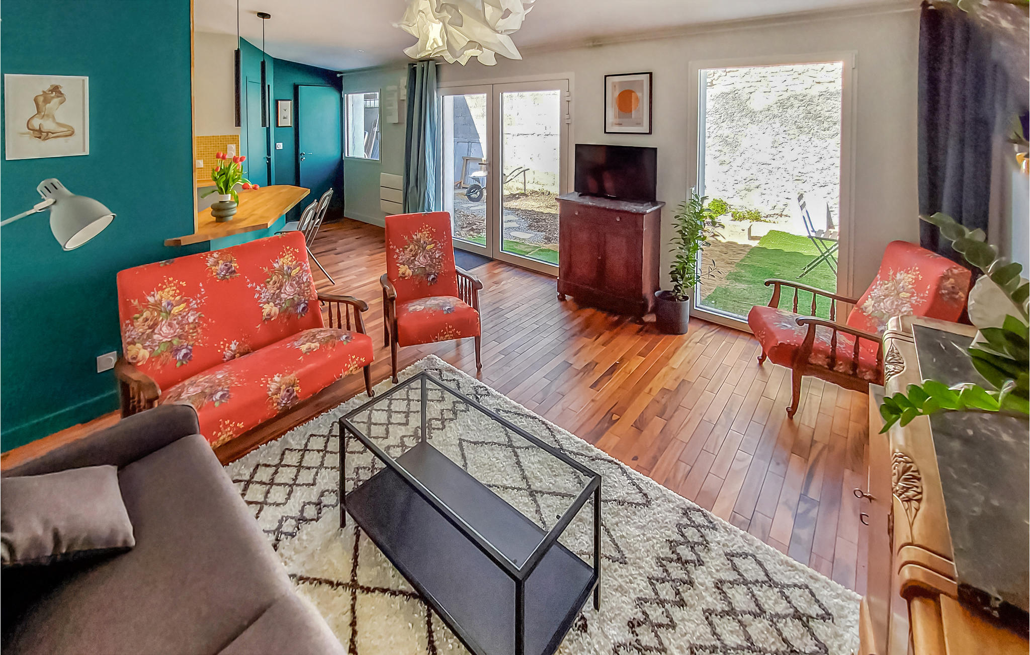 Beautiful home in La Rochelle with WiFi