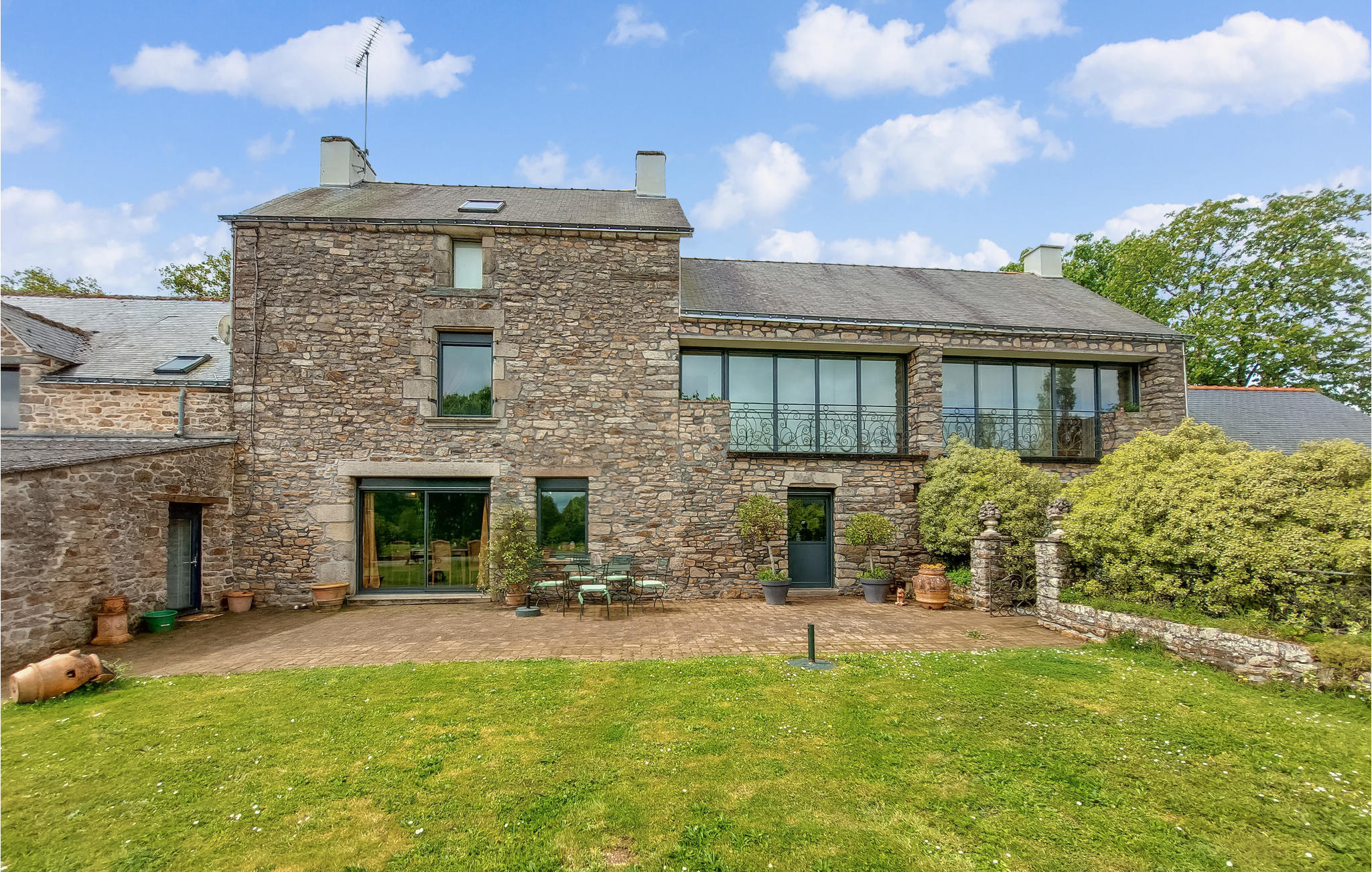 Stunning home in Saint-Dolay with WiFi and 6 Bedrooms