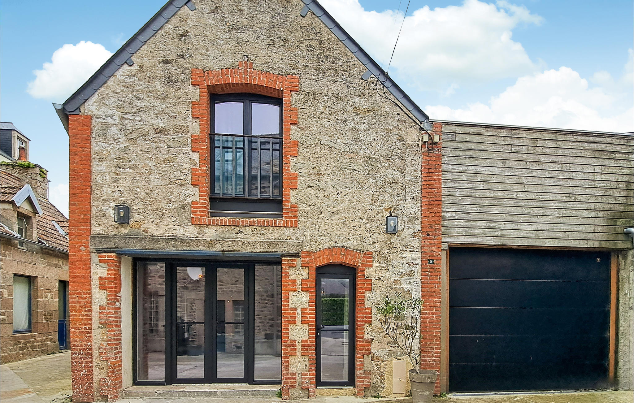 Nice home in Saint-Vaast-la-Hougue with WiFi and 6 Bedrooms