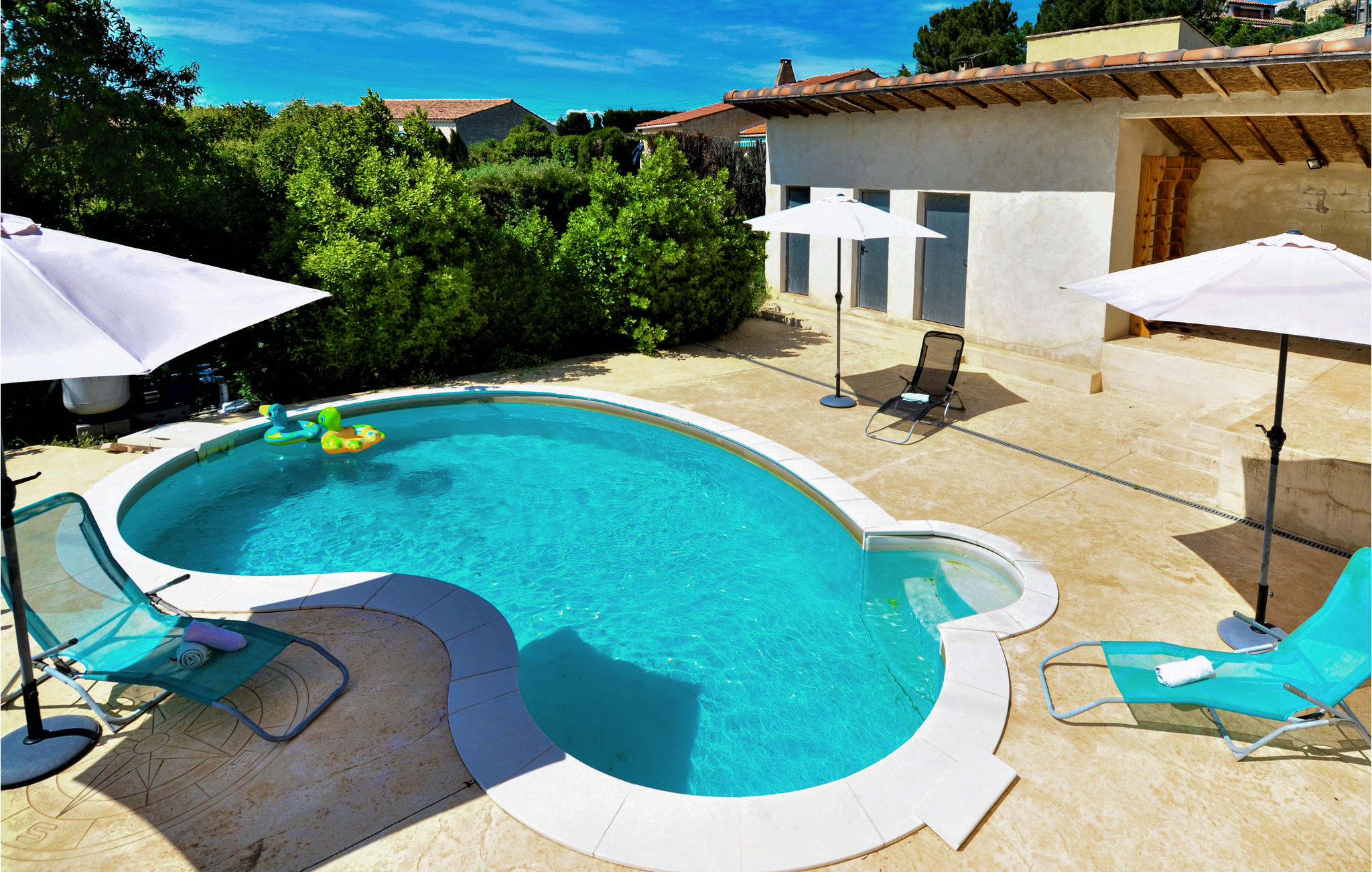 Nice home in Aramon with WiFi, Private swimming pool and Jacuzzi